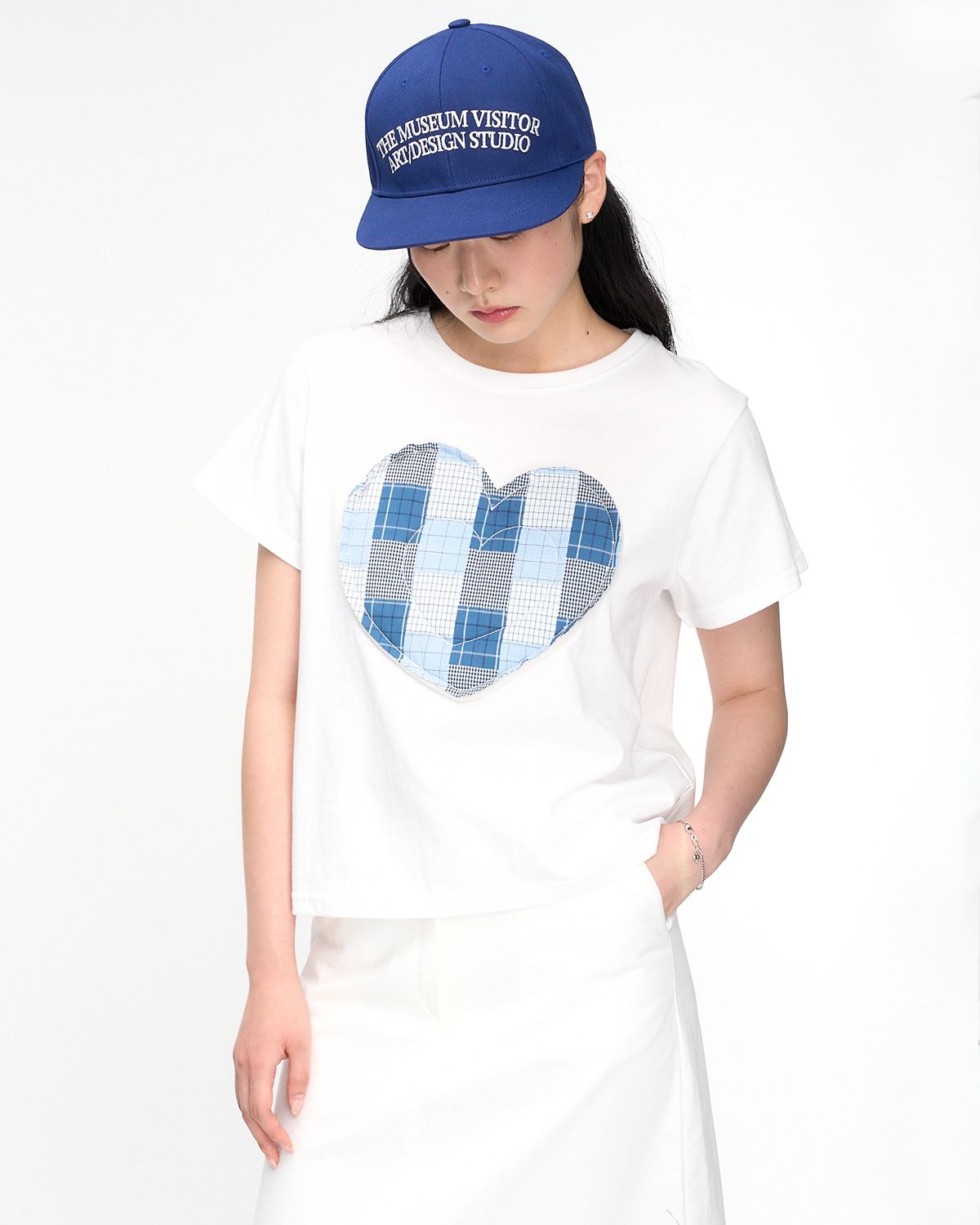 더뮤지엄비지터(THEMUSEUMVISITOR) W VOLUME HEART APPLIQUE T-SHIRT (WHITE)