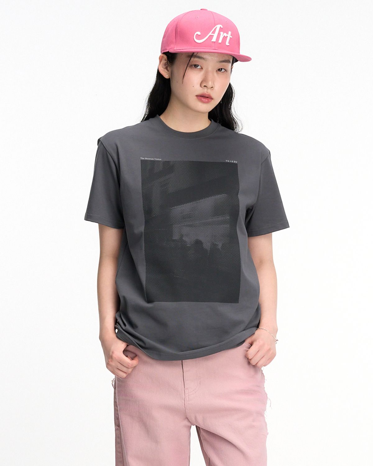 더뮤지엄비지터(THEMUSEUMVISITOR) GALLERY ARTWORK T-SHIRT (CHARCOAL)