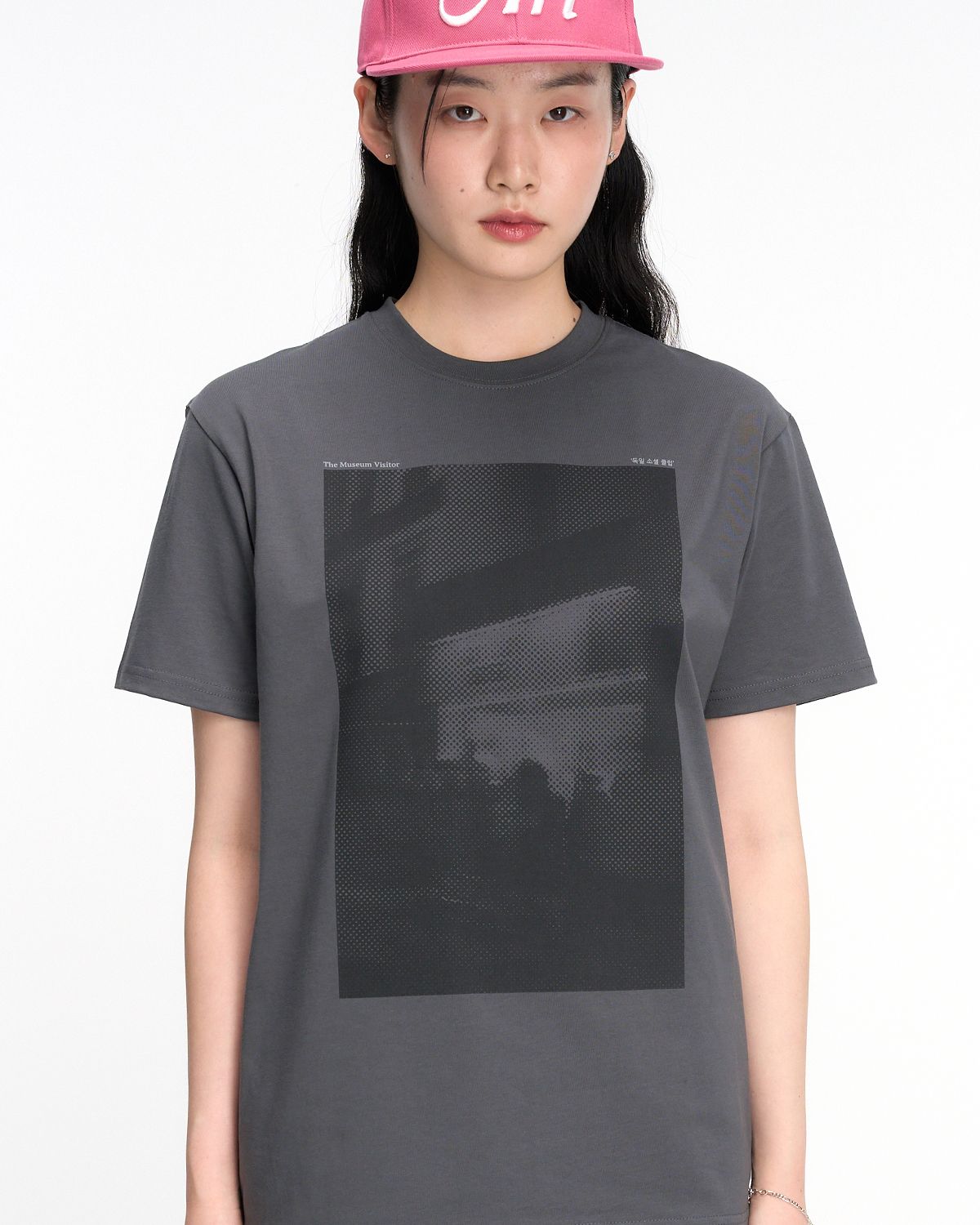 더뮤지엄비지터(THEMUSEUMVISITOR) GALLERY ARTWORK T-SHIRT (CHARCOAL)