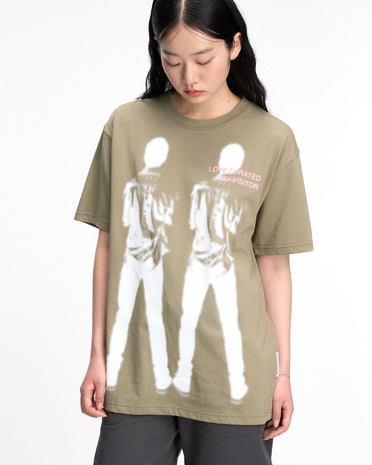 더뮤지엄비지터(THEMUSEUMVISITOR) TWO CURATORS ARTWORK OVERFIT T-SHIRT (KHAKI)