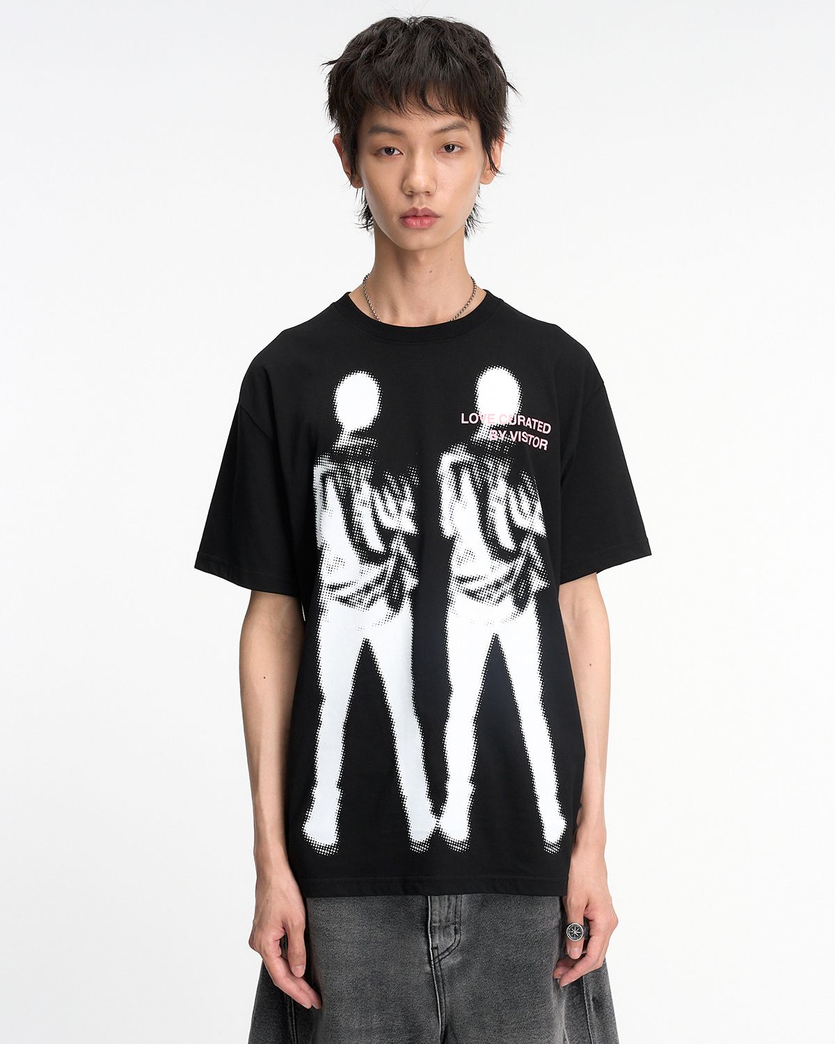 더뮤지엄비지터(THEMUSEUMVISITOR) TWO CURATORS ARTWORK OVERFIT T-SHIRT (BLACK)
