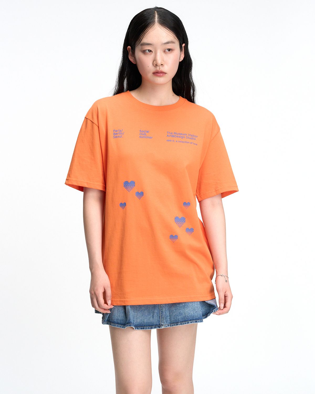 더뮤지엄비지터(THEMUSEUMVISITOR) PIXEL HEART SIGNATURE OVERFIT T-SHIRT (ORANGE)