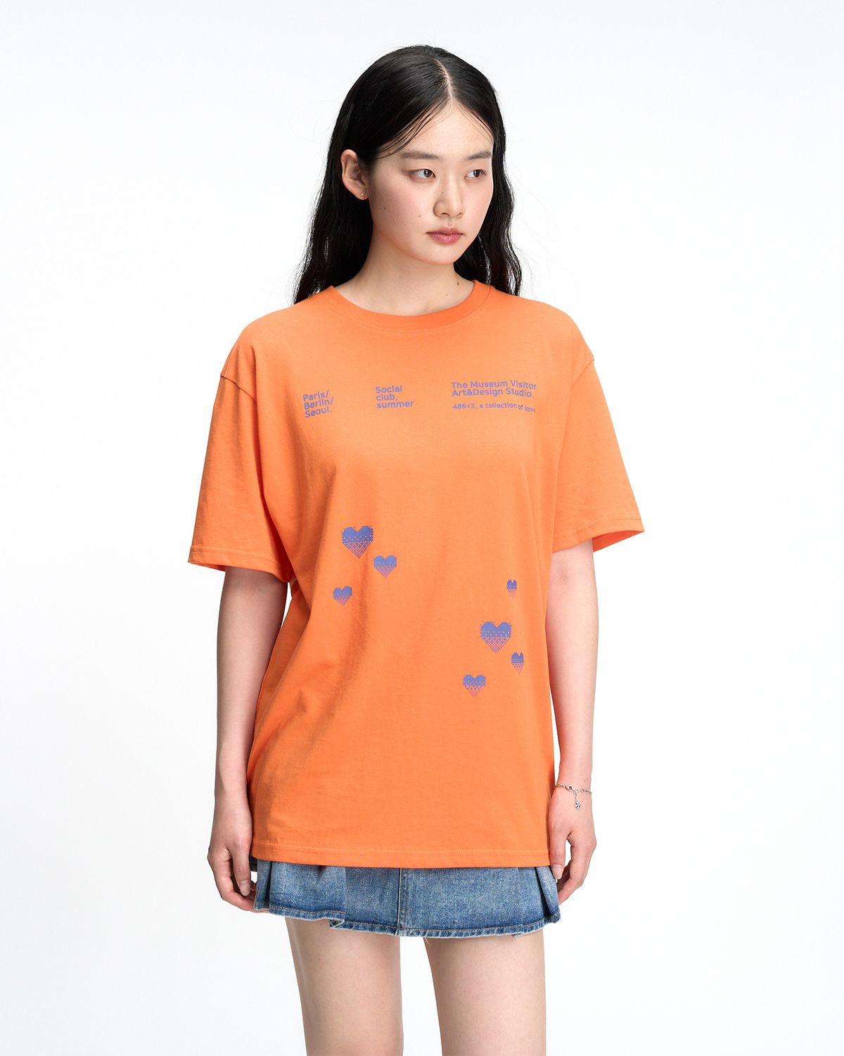 더뮤지엄비지터(THEMUSEUMVISITOR) PIXEL HEART SIGNATURE OVERFIT T-SHIRT (ORANGE)