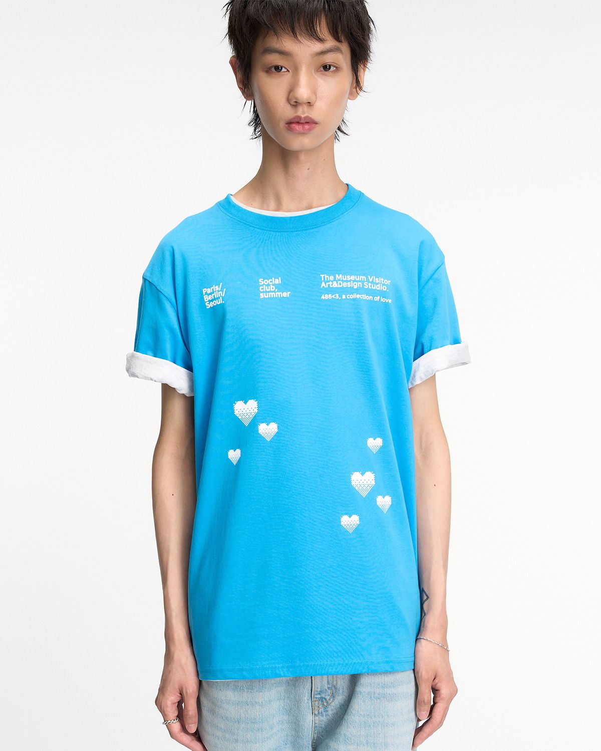 더뮤지엄비지터(THEMUSEUMVISITOR) PIXEL HEART SIGNATURE OVERFIT T-SHIRT (TILL BLUE)