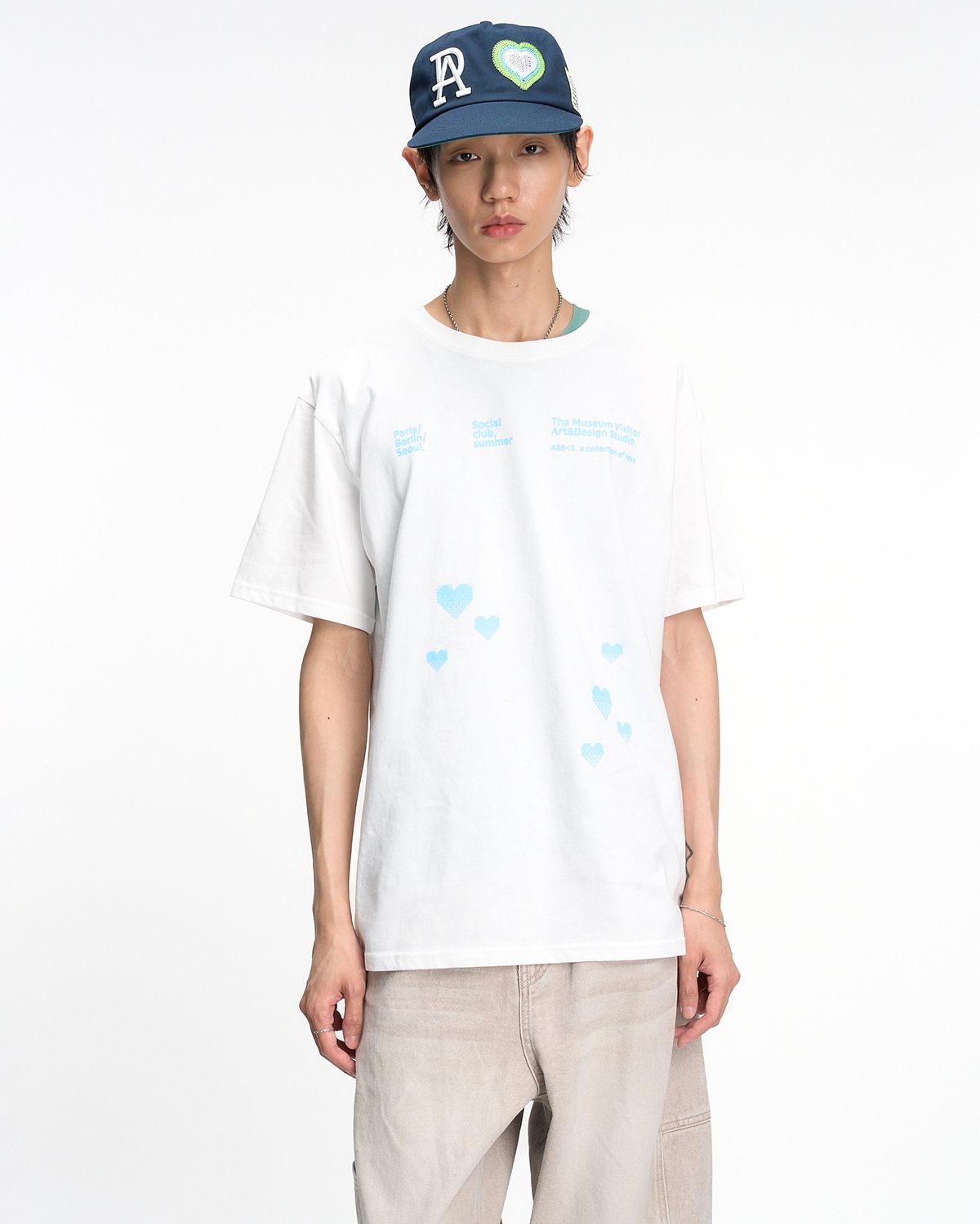 더뮤지엄비지터(THEMUSEUMVISITOR) PIXEL HEART SIGNATURE OVERFIT T-SHIRT (WHITE)