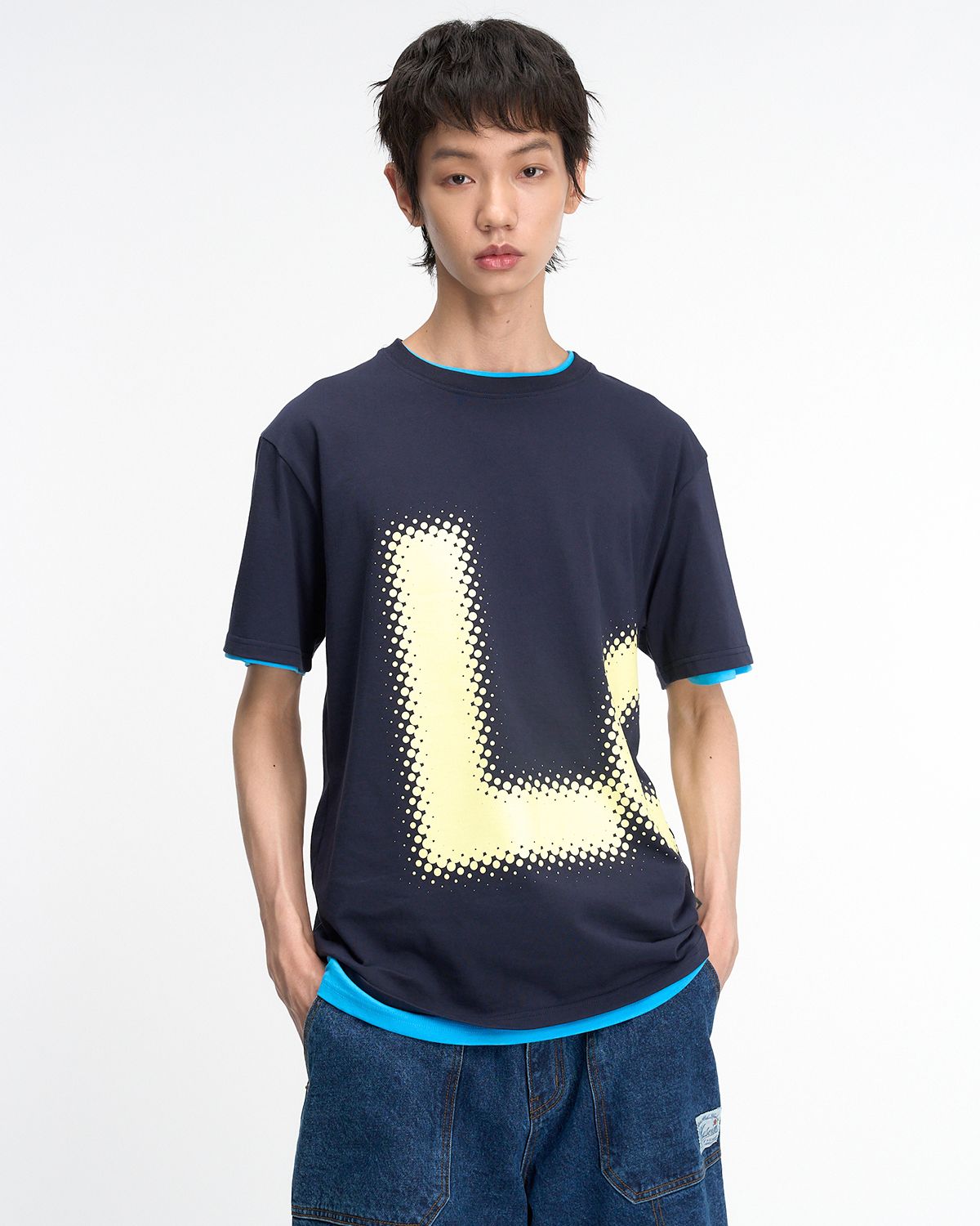 더뮤지엄비지터(THEMUSEUMVISITOR) BLUR LOGO GRAPHIC OVERFIT T-SHIRT (NAVY)