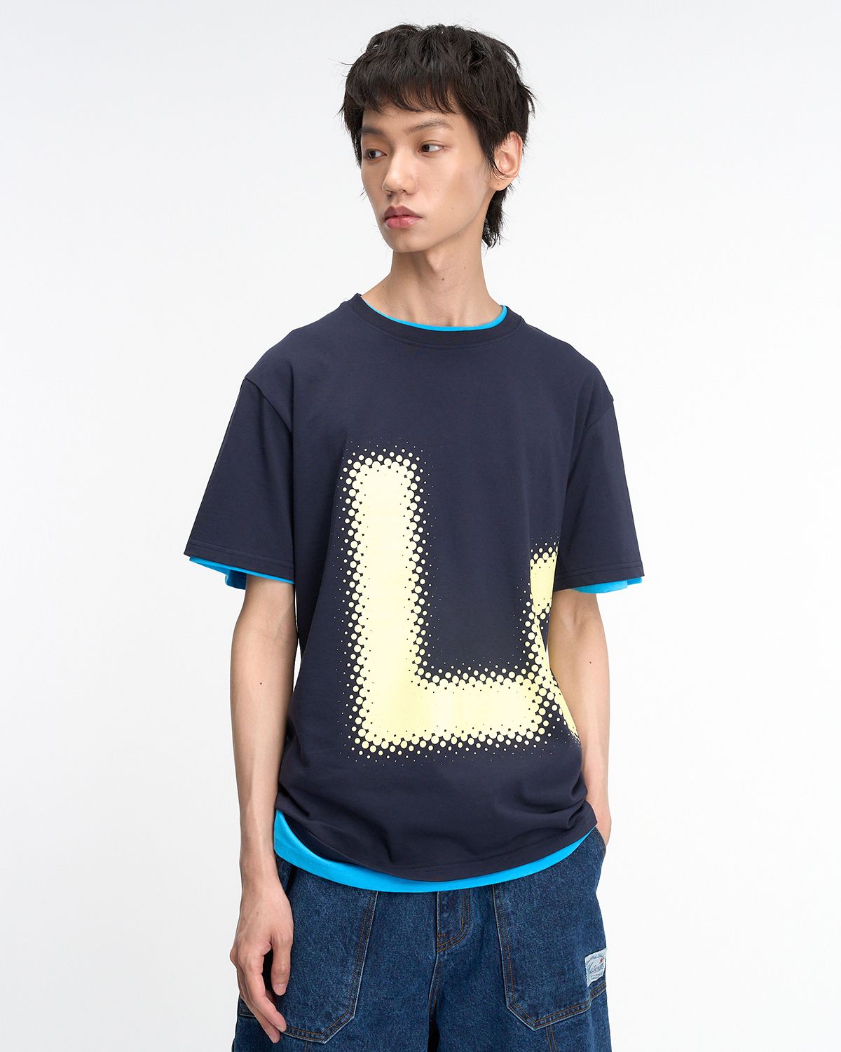 더뮤지엄비지터(THEMUSEUMVISITOR) BLUR LOGO GRAPHIC OVERFIT T-SHIRT (NAVY)