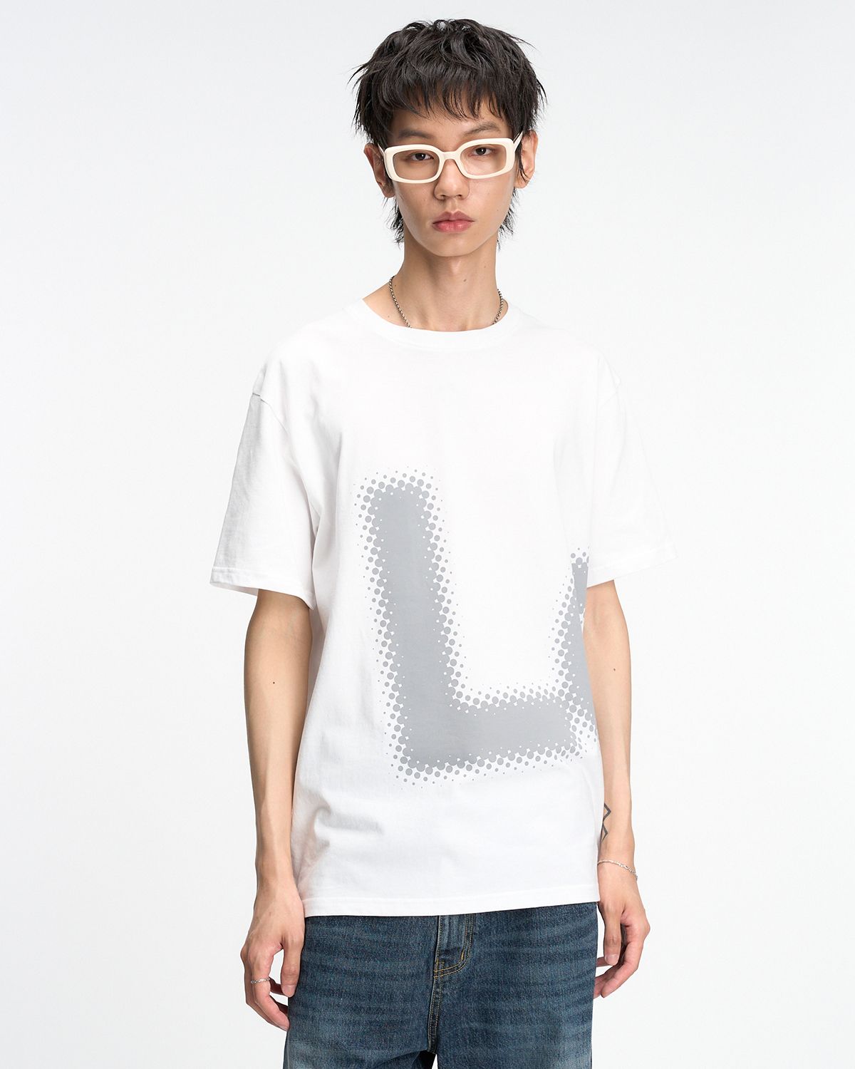 더뮤지엄비지터(THEMUSEUMVISITOR) BLUR LOGO GRAPHIC OVERFIT T-SHIRT (WHITE)