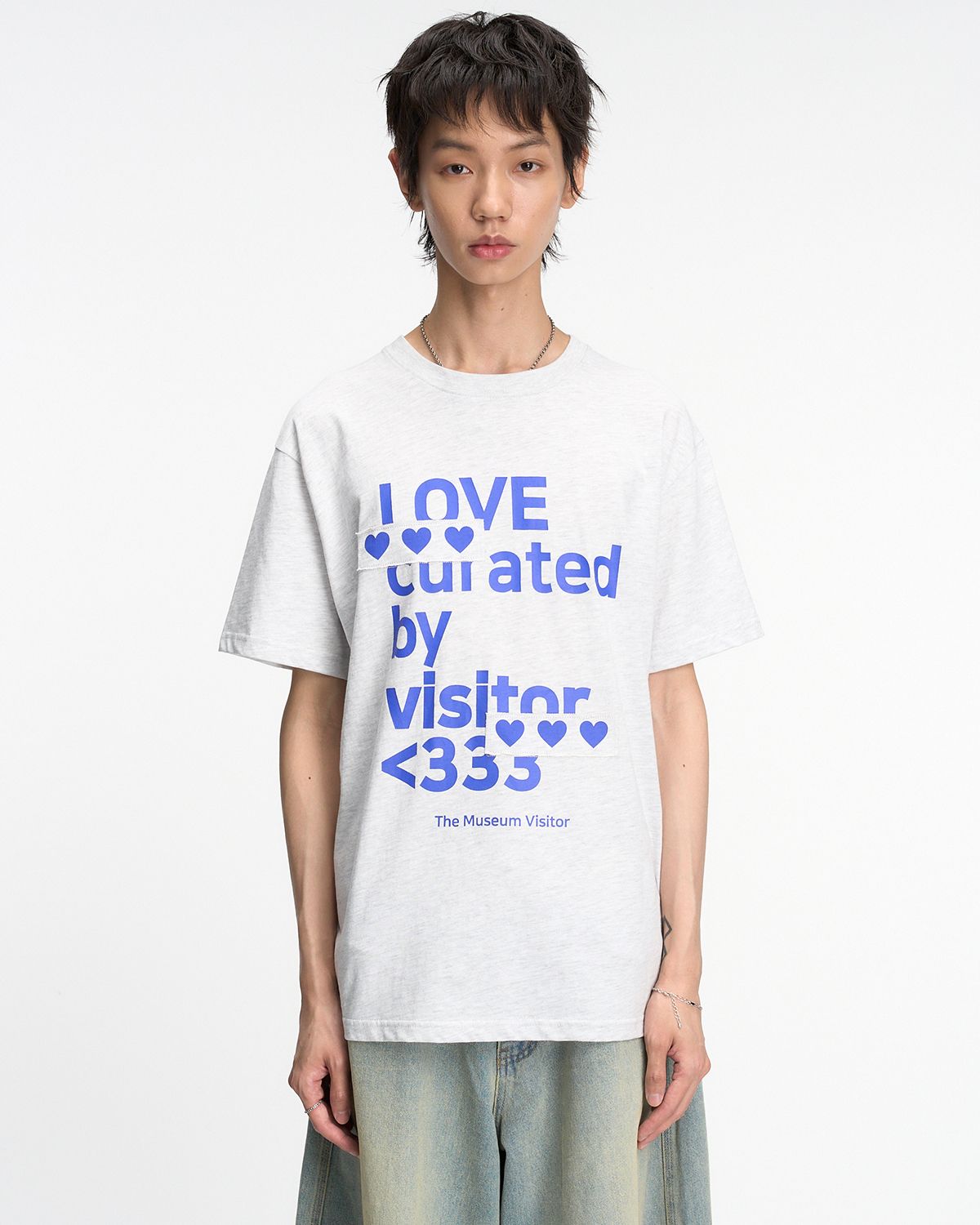 더뮤지엄비지터(THEMUSEUMVISITOR) HEART PATCH LOVE CURATED OVERFIT T-SHIRT (WHITE MELANGE)