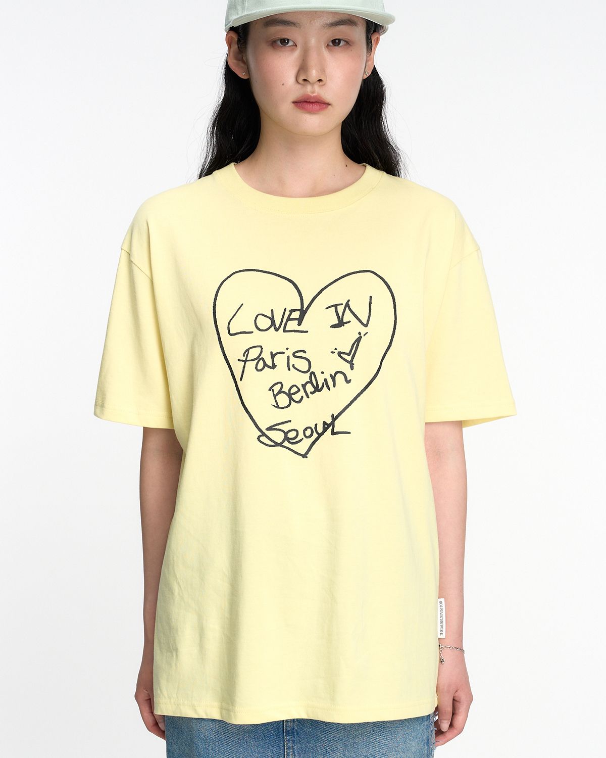 더뮤지엄비지터(THEMUSEUMVISITOR) LETTERING HEART OVERFIT T-SHIRT (LEMON)