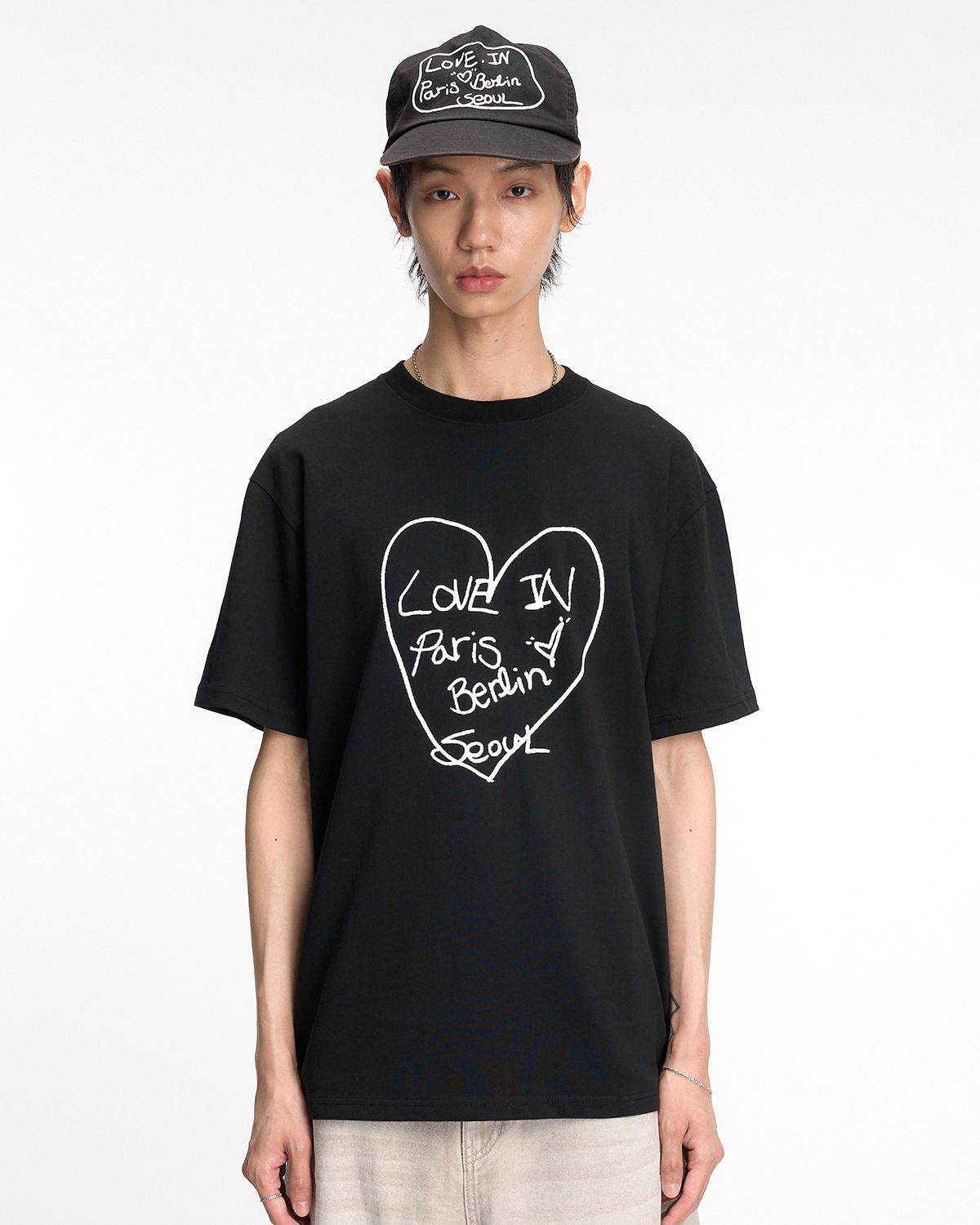 더뮤지엄비지터(THEMUSEUMVISITOR) LETTERING HEART OVERFIT T-SHIRT (BLACK)