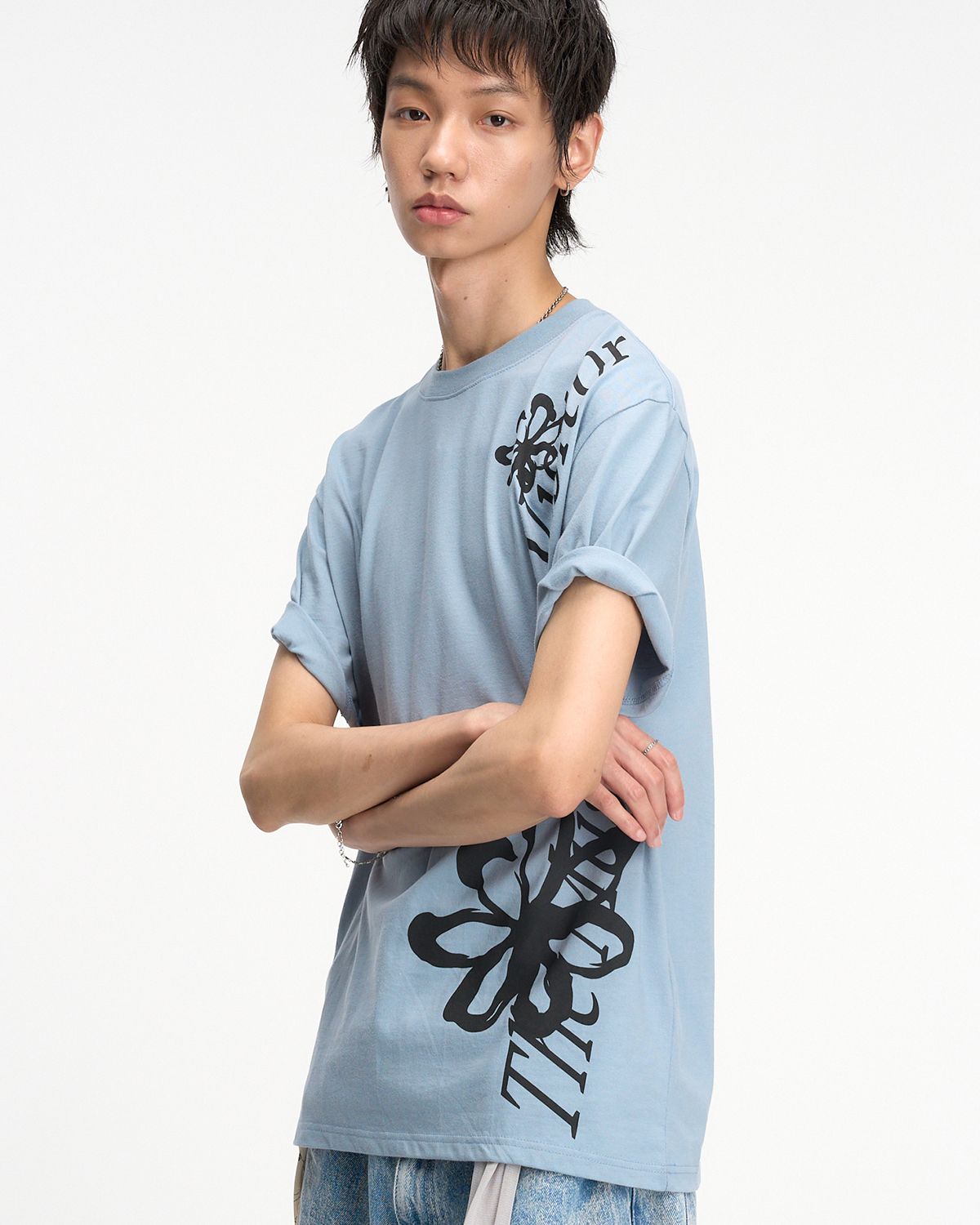 더뮤지엄비지터(THEMUSEUMVISITOR) FLOWER OVERFIT T-SHIRT (DEAD BLUE)