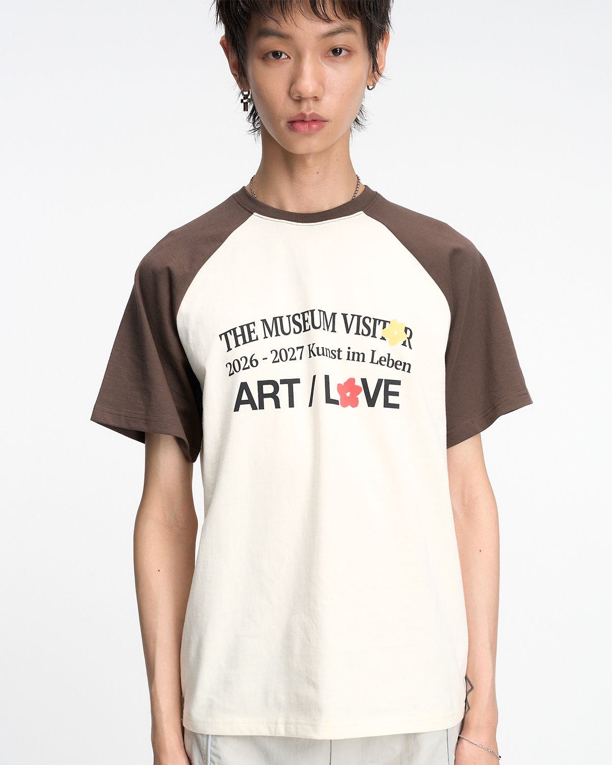 더뮤지엄비지터(THEMUSEUMVISITOR) RAGLAN COLOR BLOCK GRAPHIC T-SHIRT (BROWN)