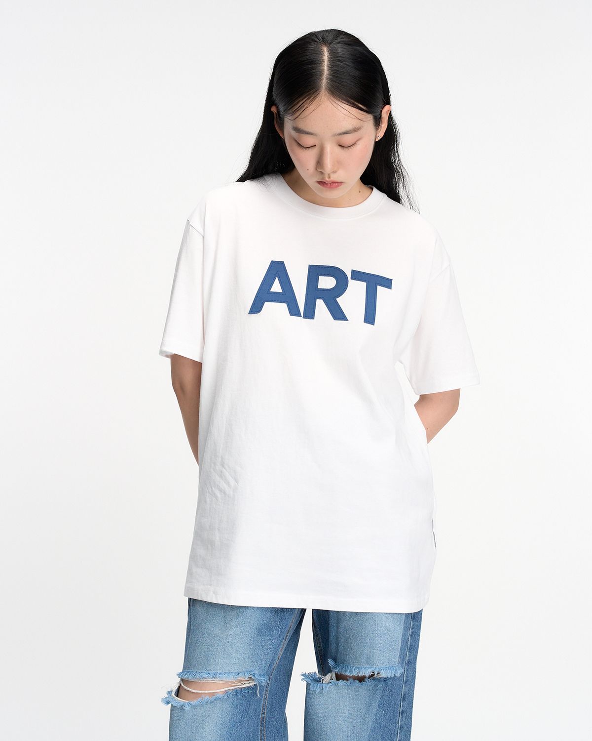 더뮤지엄비지터(THEMUSEUMVISITOR) ART APPLIQUE OVERFIT T-SHIRT (WHITE)