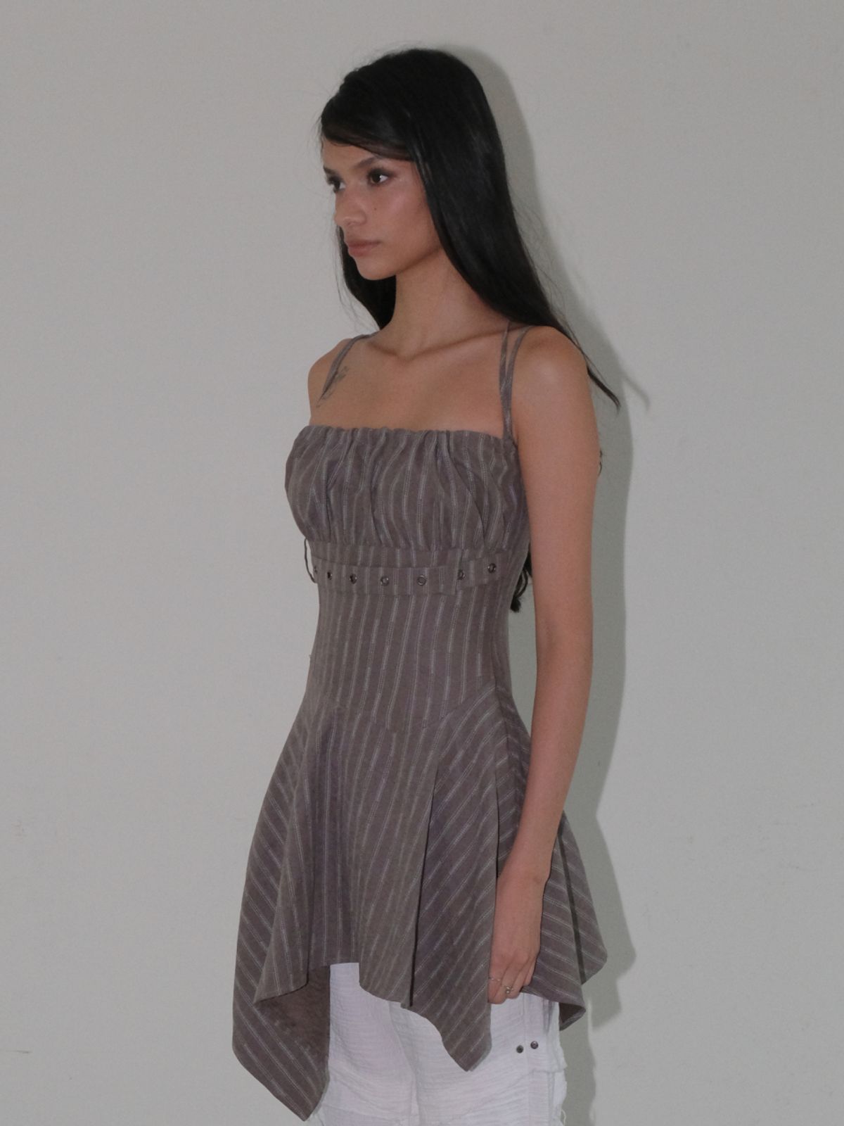 오디너리 홀리데이(ORDINARY HOLIDAY) FLARE SLEEVELESS MINI DRESS [BROWN]