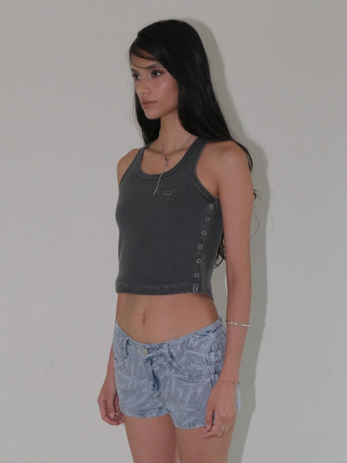 오디너리 홀리데이(ORDINARY HOLIDAY) OPEN SIDE SLEEVELESS T-SHIRT [CHARCOAL]