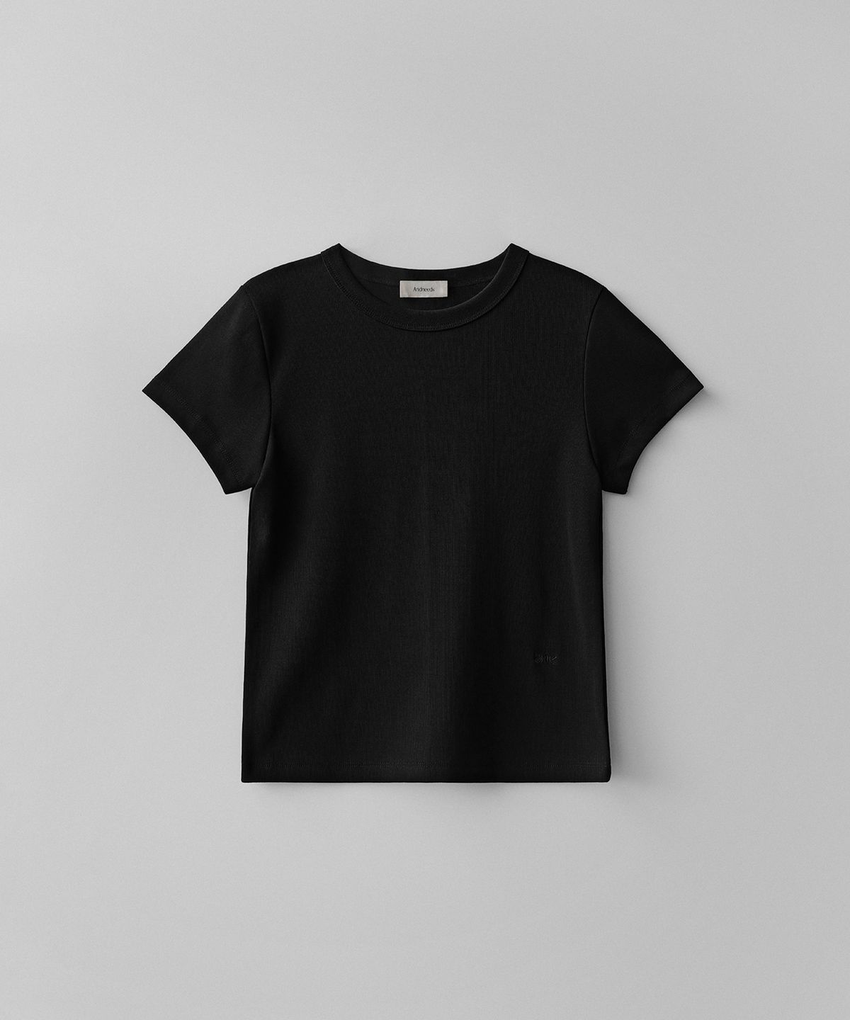 앤니즈(ANDNEEDS) Bessette half tee (black)