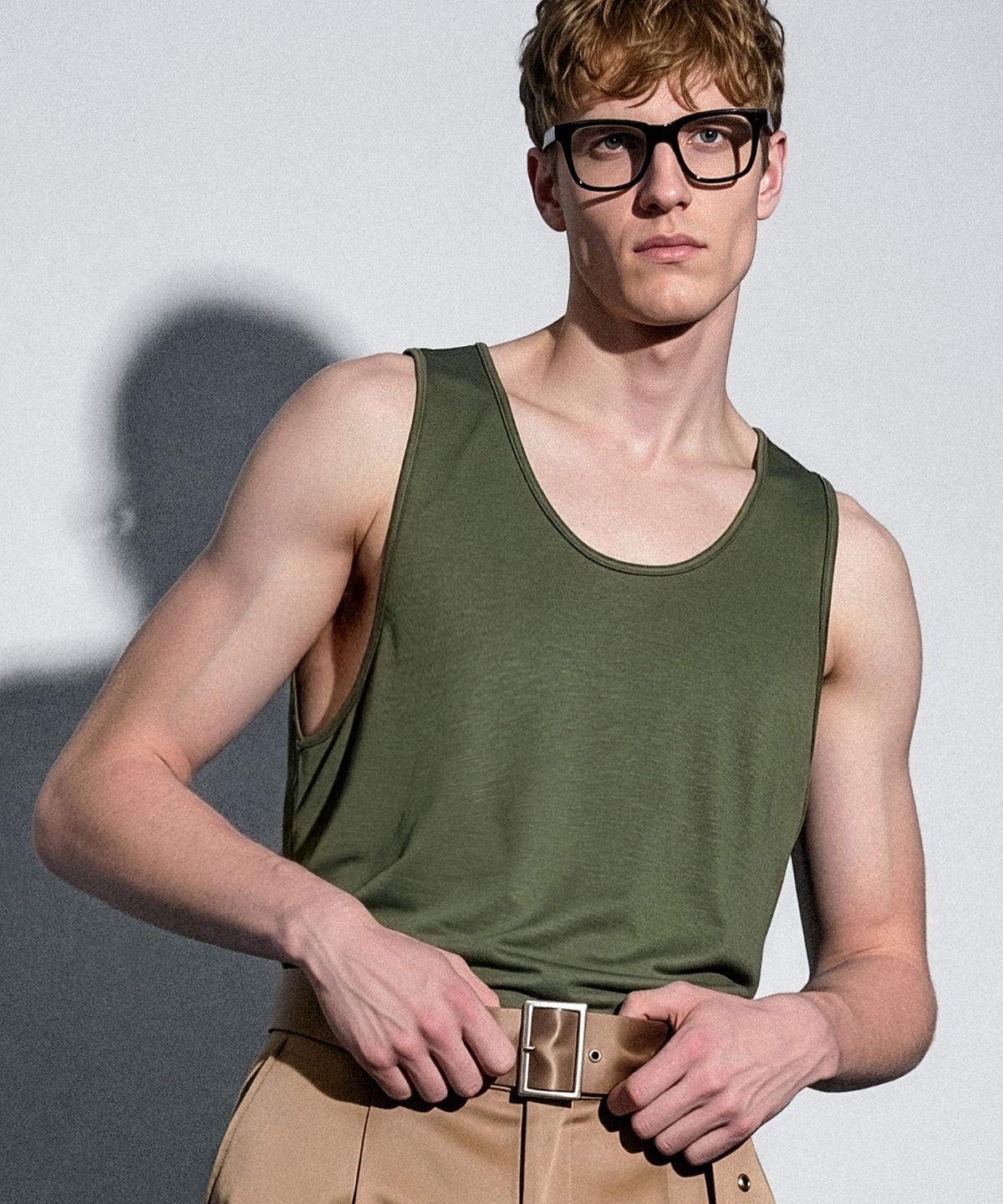 언티지(UNTAGE) 와이드 숄더 실키 민소매 티셔츠[Olive Green(UNISEX)]_UTT-ST72