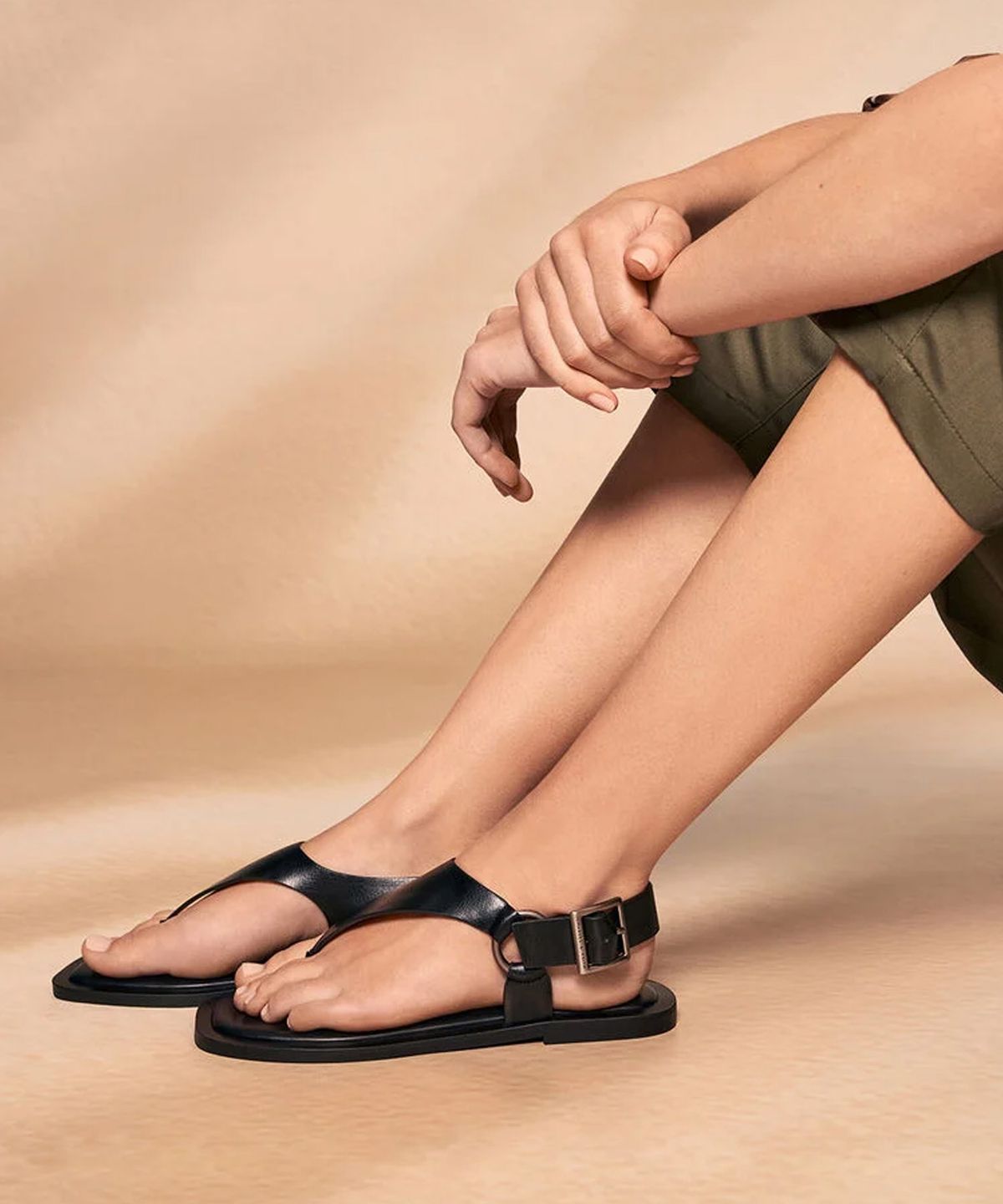 찰스앤키스(CHARLES & KEITH) 와이드-스트랩 버클 통 샌들 3colors CK1-70060652