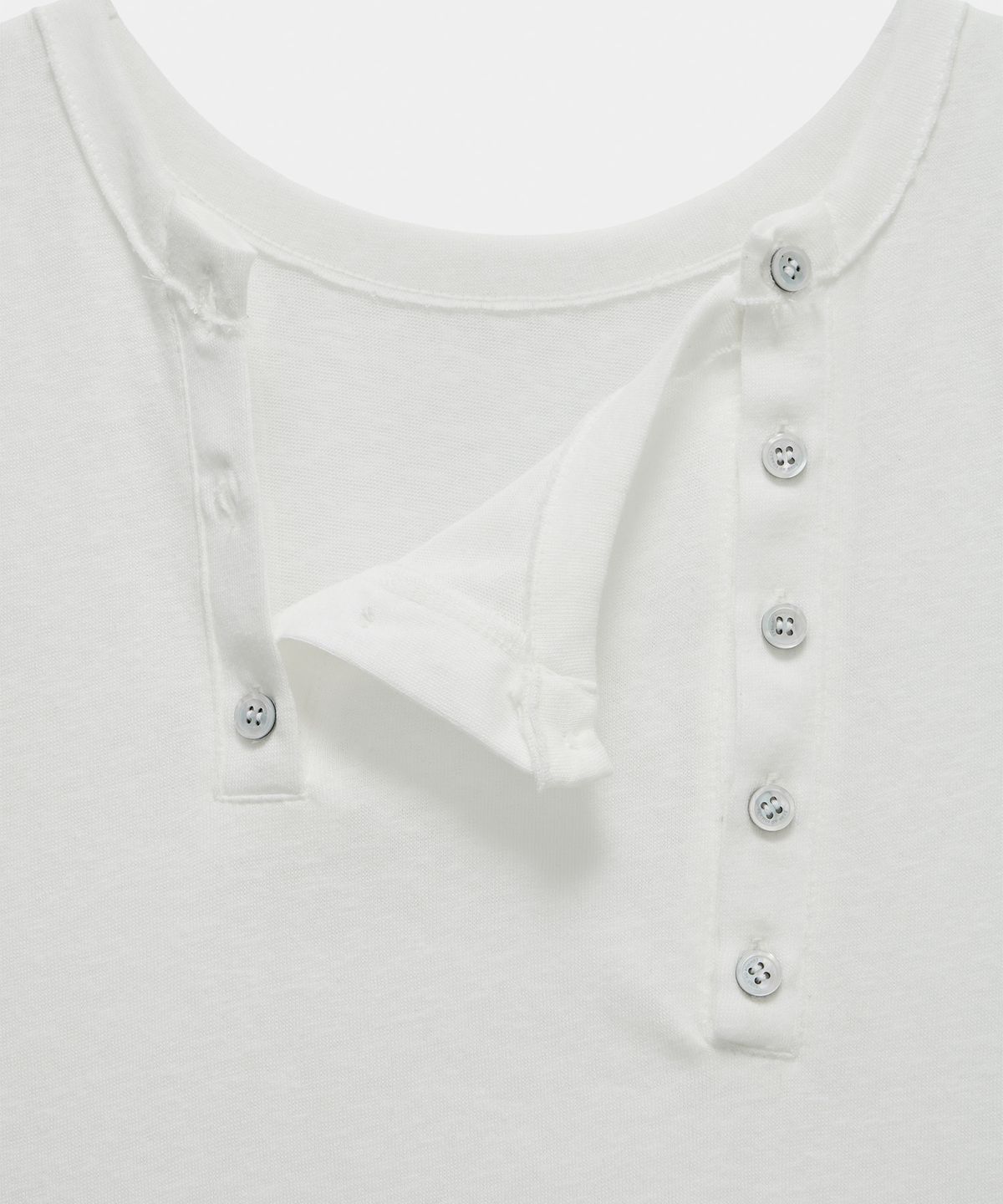 에트오소메(ETRE AU SOMMET) Two-Line Button Short Sleeveless (White)