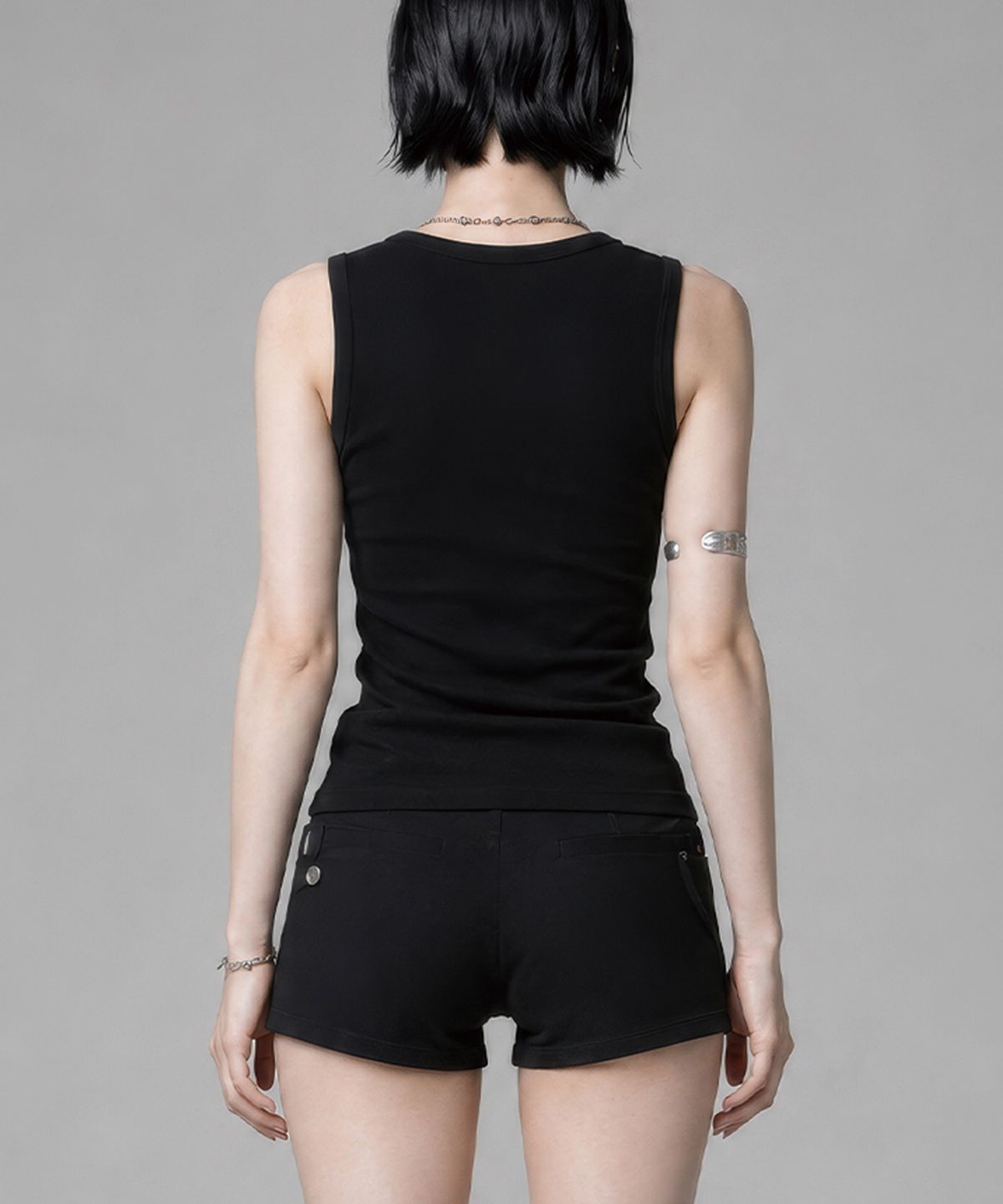 에트오소메(ETRE AU SOMMET) Two-Line Button Short Sleeveless (Black)