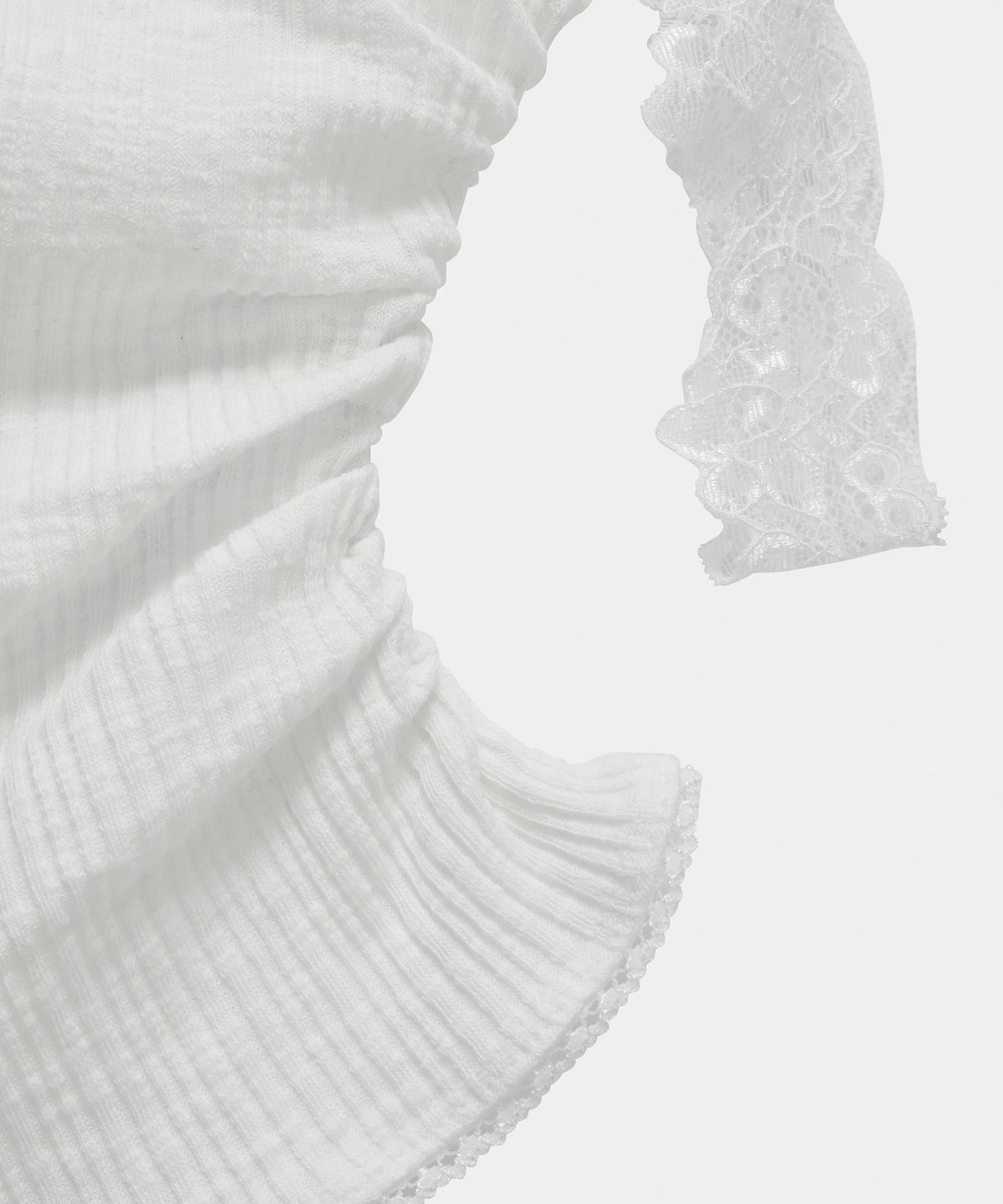 에트오소메(ETRE AU SOMMET) Lace One-Shoulder Shirring Top (White)