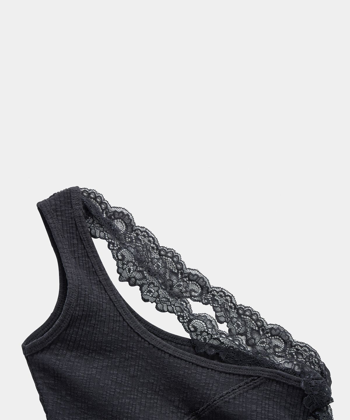 에트오소메(ETRE AU SOMMET) Lace One-Shoulder Shirring Top (Charcoal)