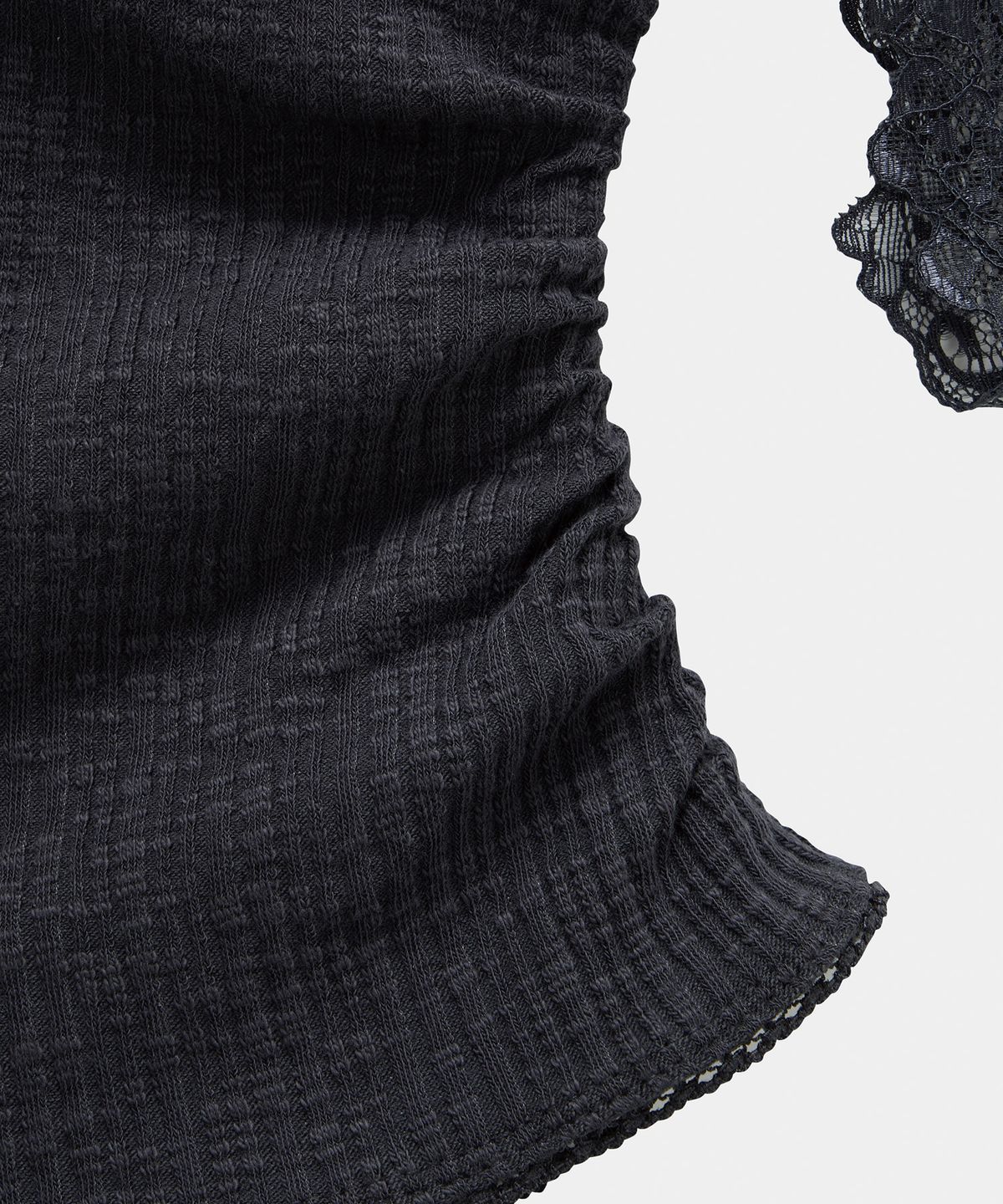 에트오소메(ETRE AU SOMMET) Lace One-Shoulder Shirring Top (Charcoal)