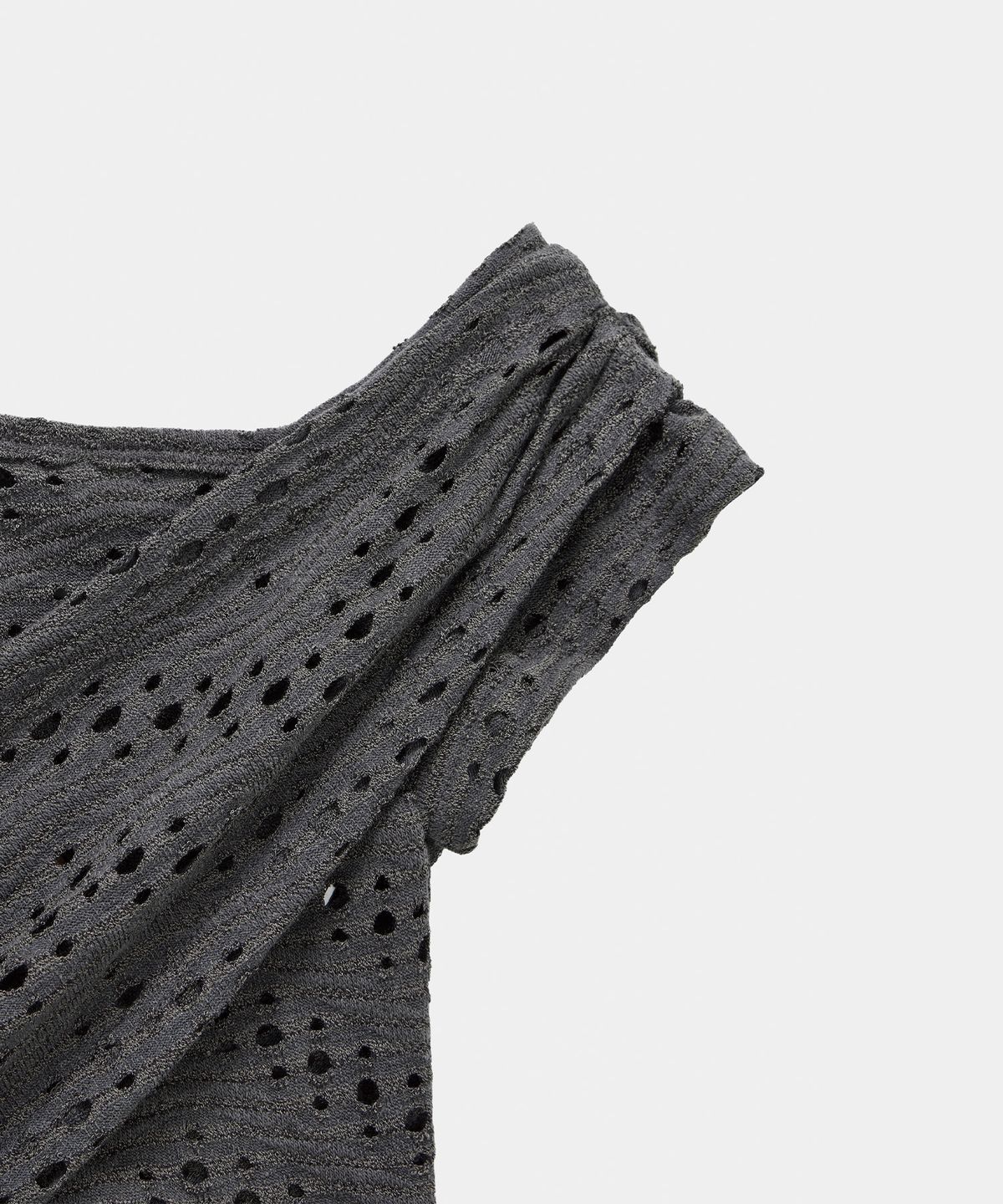에트오소메(ETRE AU SOMMET) Hole Knit Layered Side Slit Top (Charcoal)