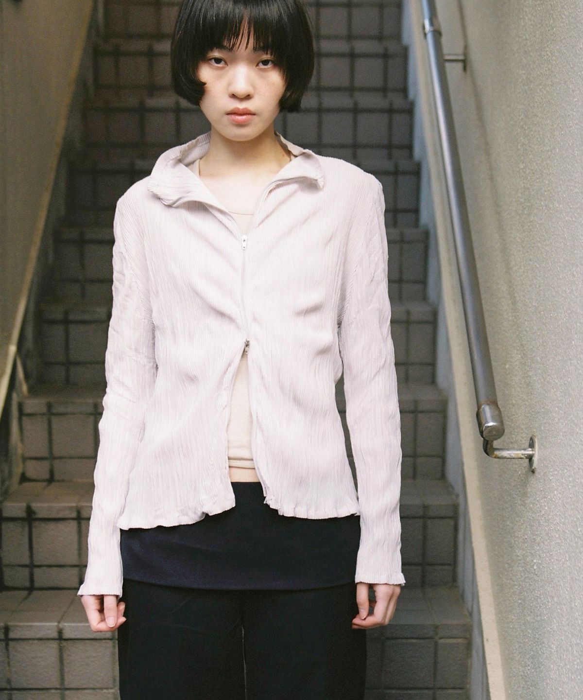 모링가(MORINGA) Pleated High Neck Zip Warm Grey