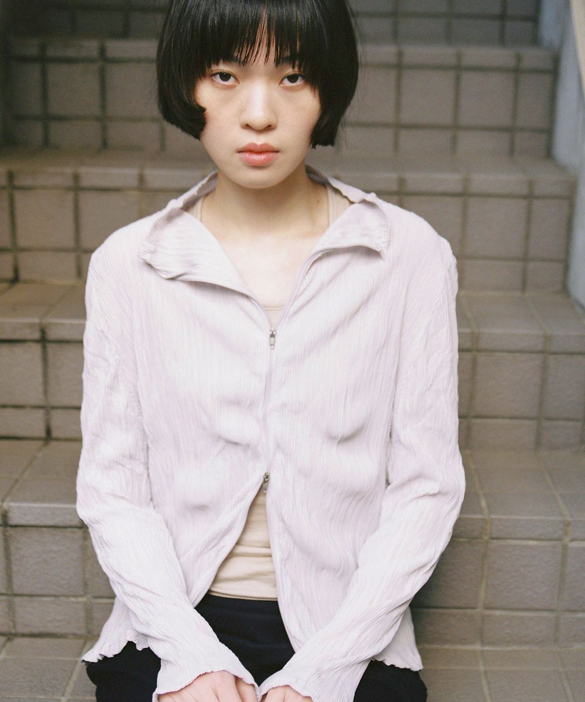 모링가(MORINGA) Pleated High Neck Zip Warm Grey