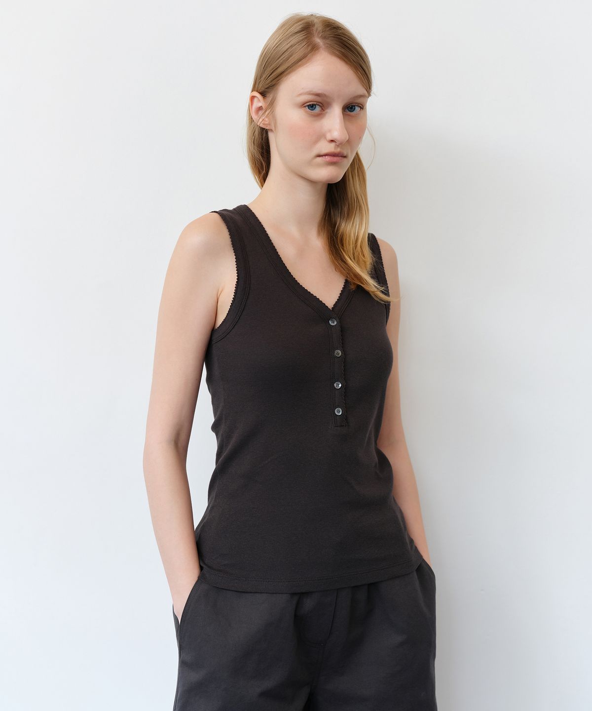 더라이(THERYE) Pincoat Button Sleeveless Top(Charcoal)