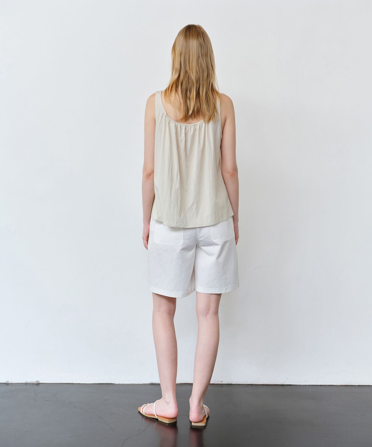 더라이(THERYE) String Detail Sleeveless Blouse(Beige)
