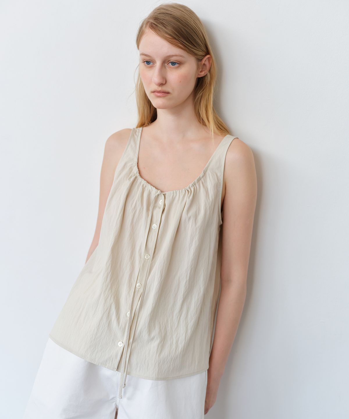 더라이(THERYE) String Detail Sleeveless Blouse(Beige)