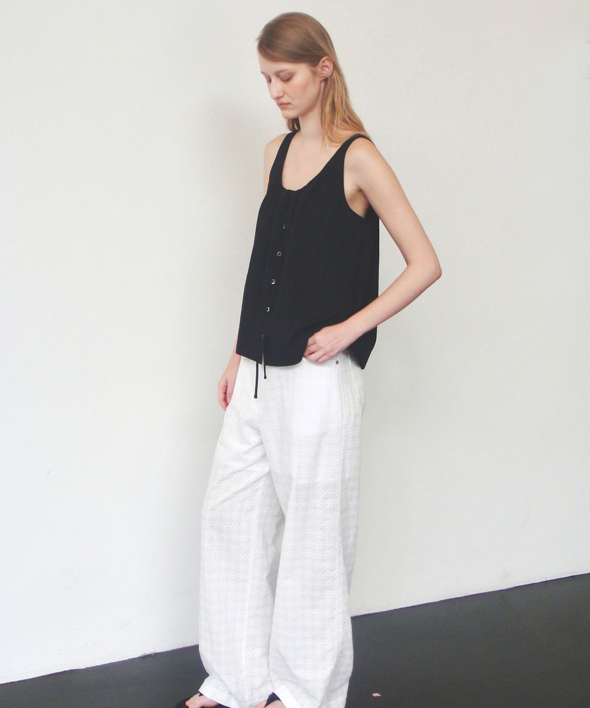 더라이(THERYE) String Detail Sleeveless Blouse(Black)