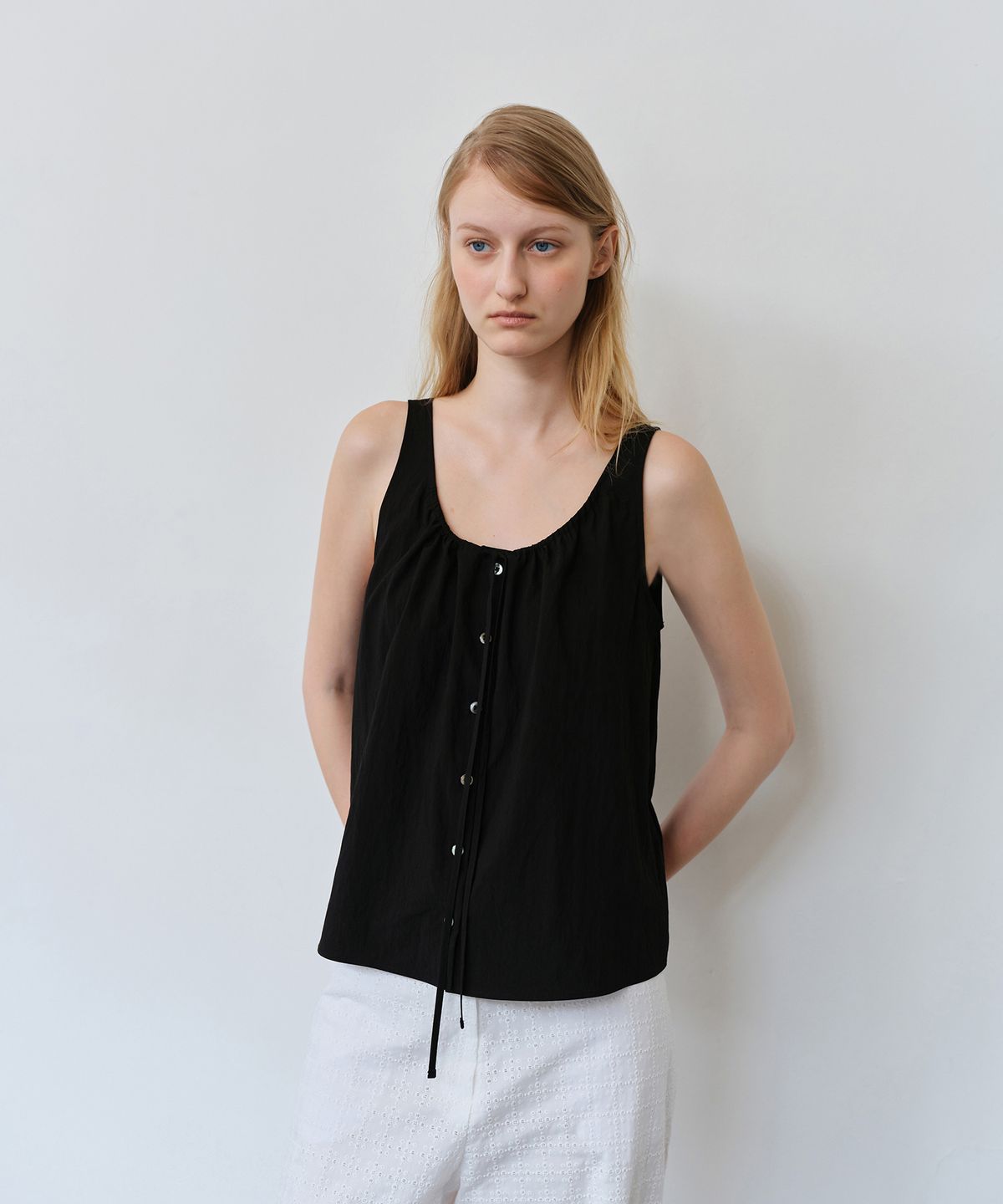 더라이(THERYE) String Detail Sleeveless Blouse(Black)