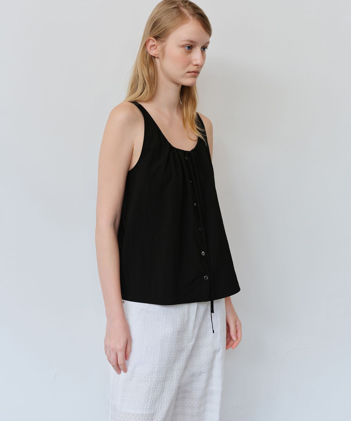 더라이(THERYE) String Detail Sleeveless Blouse(Black)