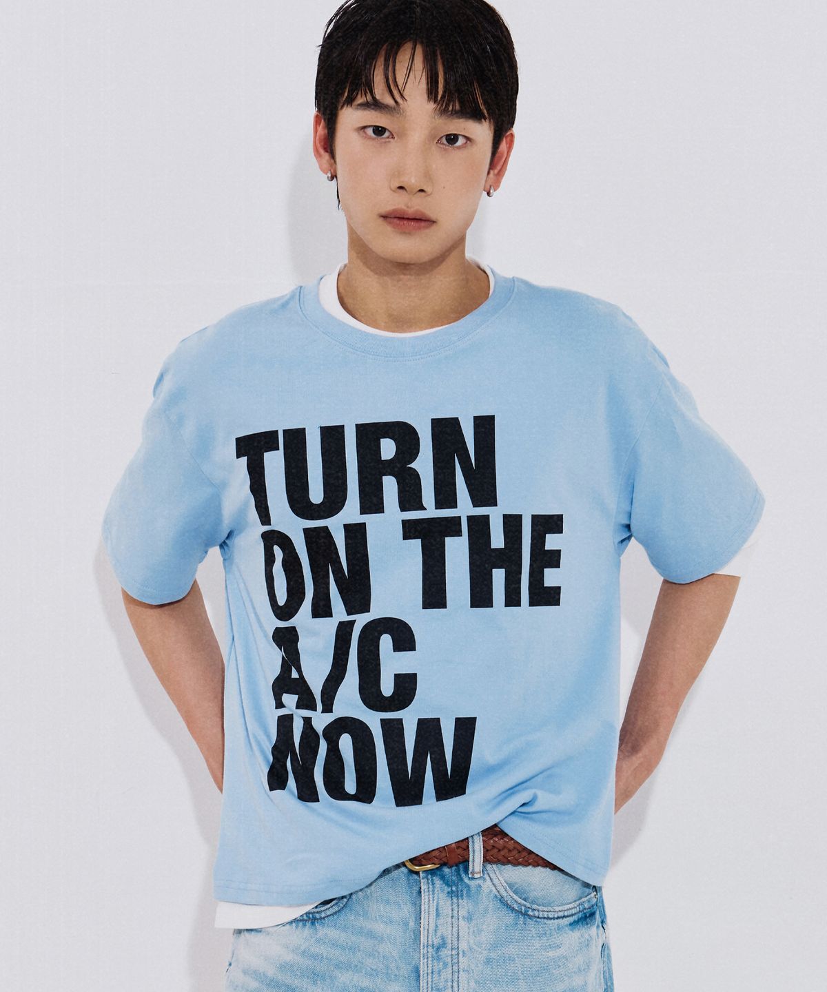 드렁크텍스트(DRUNKTXT) [Drunktxt X Gimor X Khaki Studio] Turn On The A/C Now Crop Tee [Sky Blue/Black]