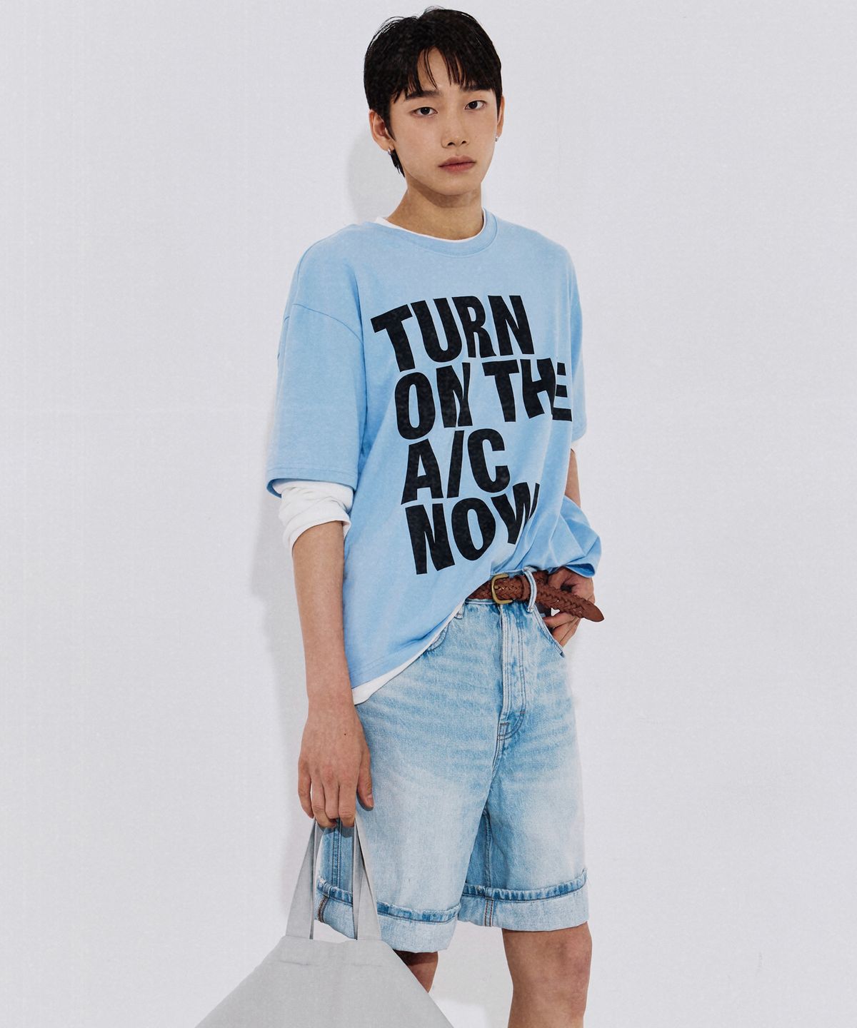 드렁크텍스트(DRUNKTXT) [Drunktxt X Gimor X Khaki Studio] Turn On The A/C Now Crop Tee [Sky Blue/Black]
