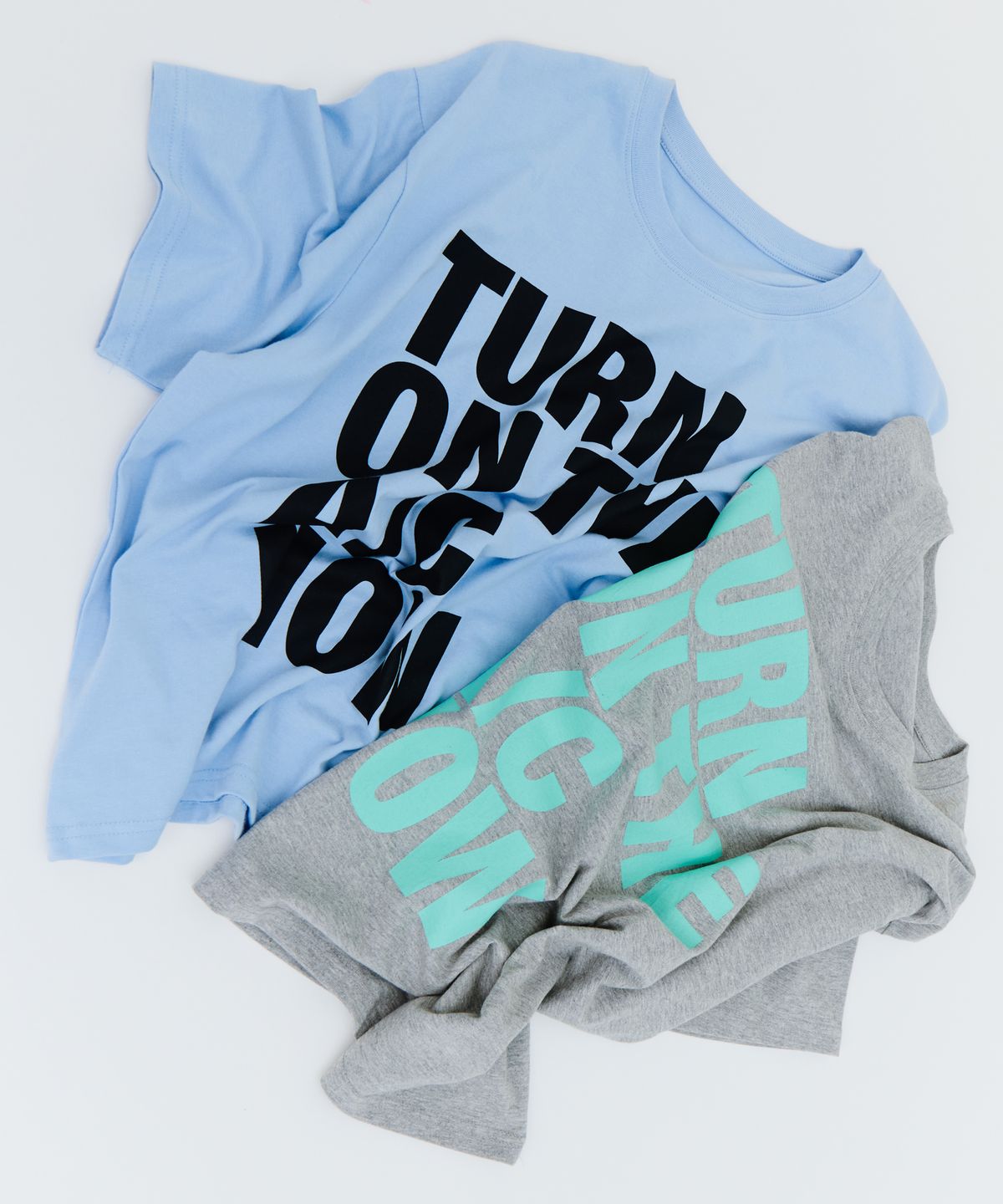 드렁크텍스트(DRUNKTXT) [Drunktxt X Gimor X Khaki Studio] Turn On The A/C Now Crop Tee [Melange Gray/Mint]