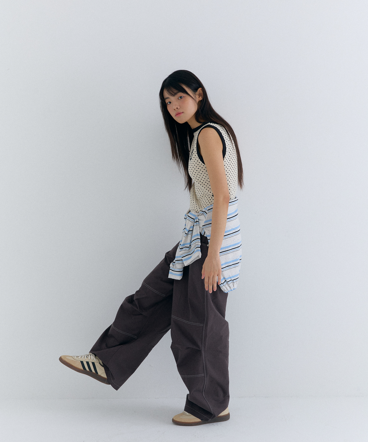 플러티(FLIRTY) belt loop pintuck pants in dark brown