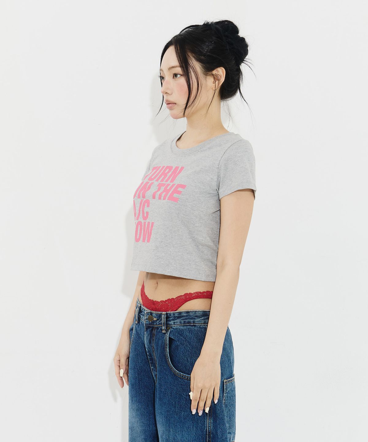 기머(GIMOR) [Gimor X Drunktxt X Khaki Studio] Turn On The A/C Now Baby Tee Gray