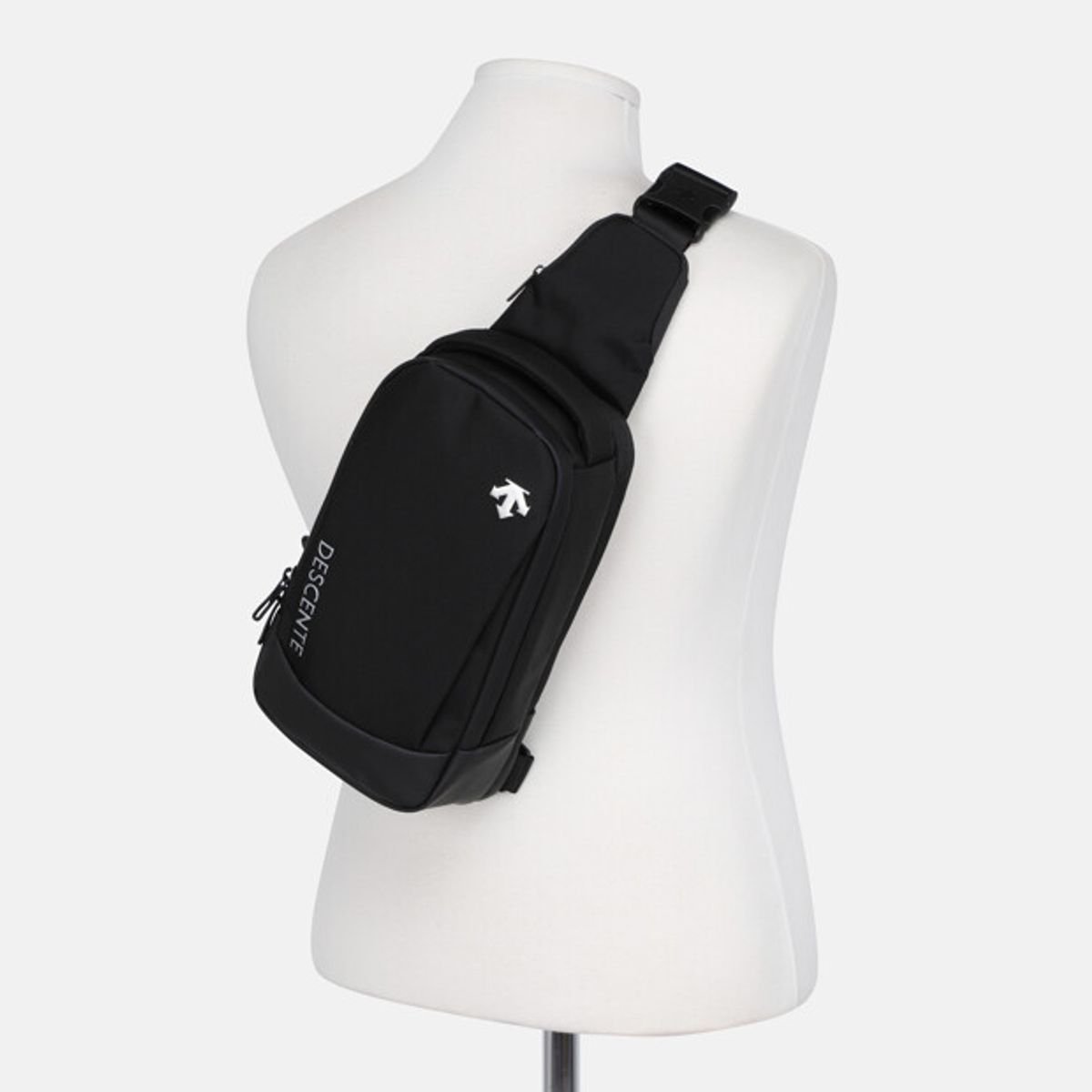 데상트(DESCENTE) 미디움 하디 슬링백 블랙 SR323UBG72