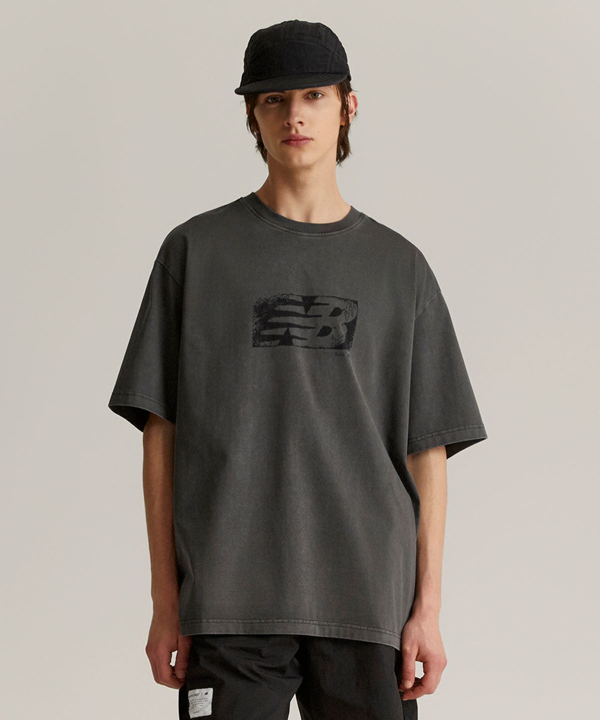 뉴발란스(NEW BALANCE) NBNEGCO219 / UNI Ndurance 스탬프 반팔티 (CHARCOAL)