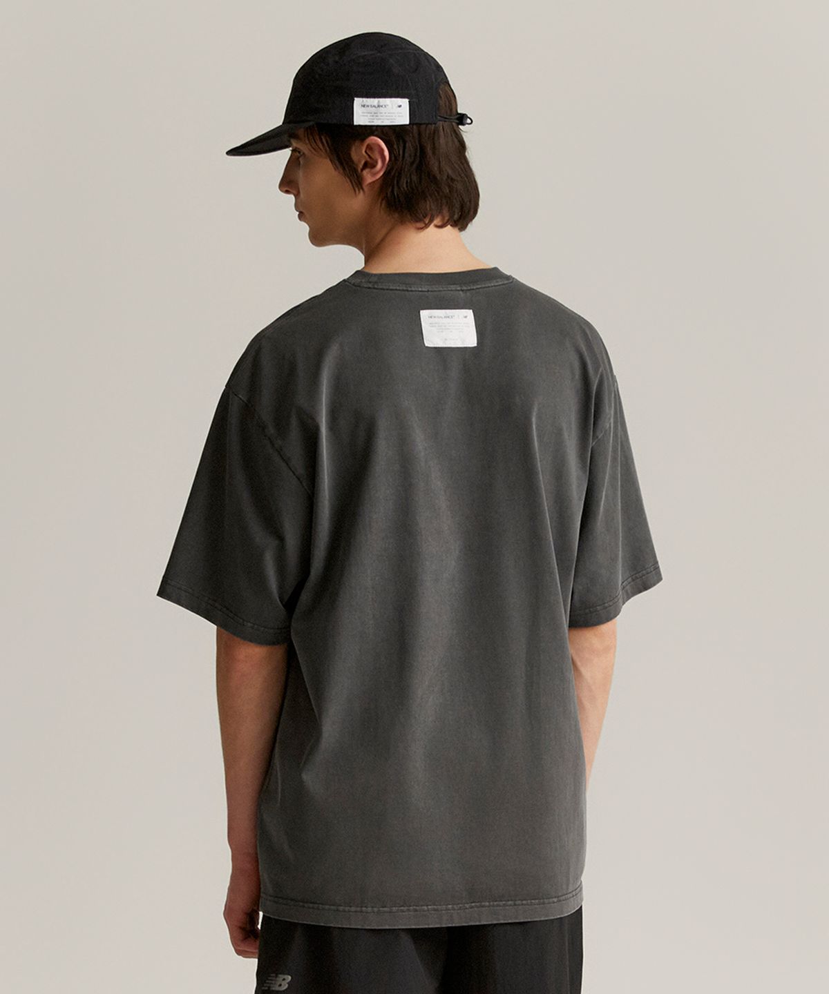뉴발란스(NEW BALANCE) NBNEGCO219 / UNI Ndurance 스탬프 반팔티 (CHARCOAL)