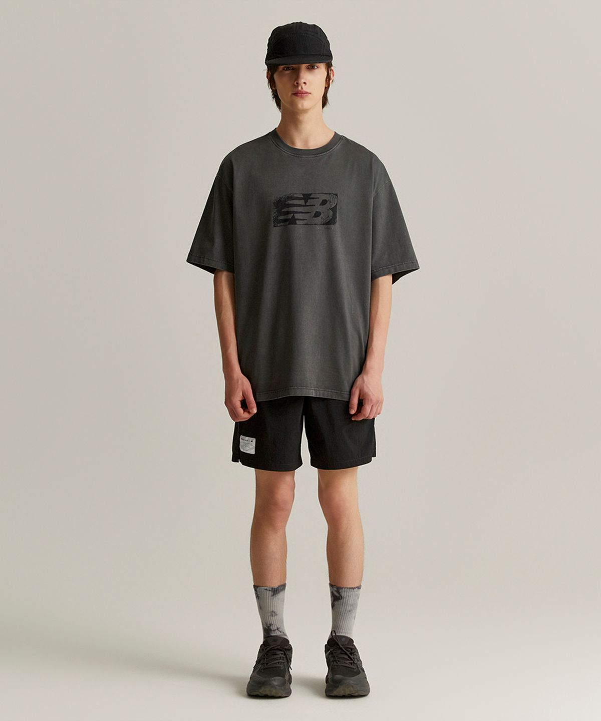 뉴발란스(NEW BALANCE) NBNEGCO219 / UNI Ndurance 스탬프 반팔티 (CHARCOAL)
