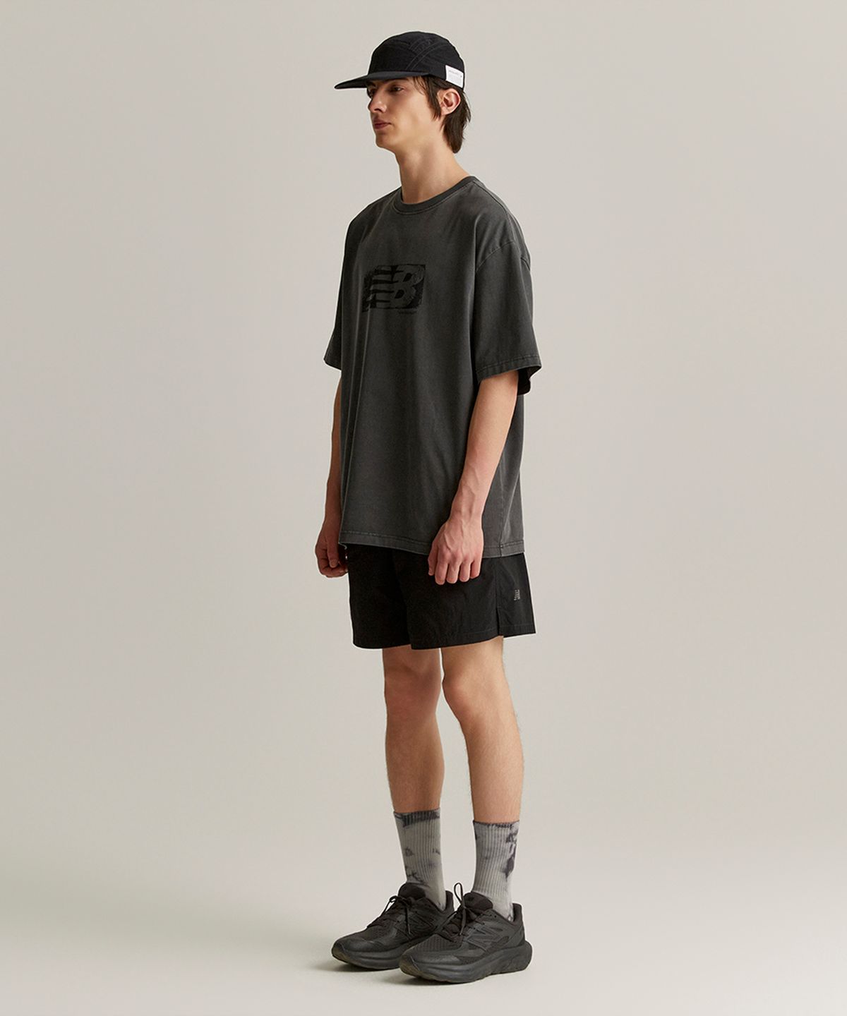 뉴발란스(NEW BALANCE) NBNEGCO219 / UNI Ndurance 스탬프 반팔티 (CHARCOAL)