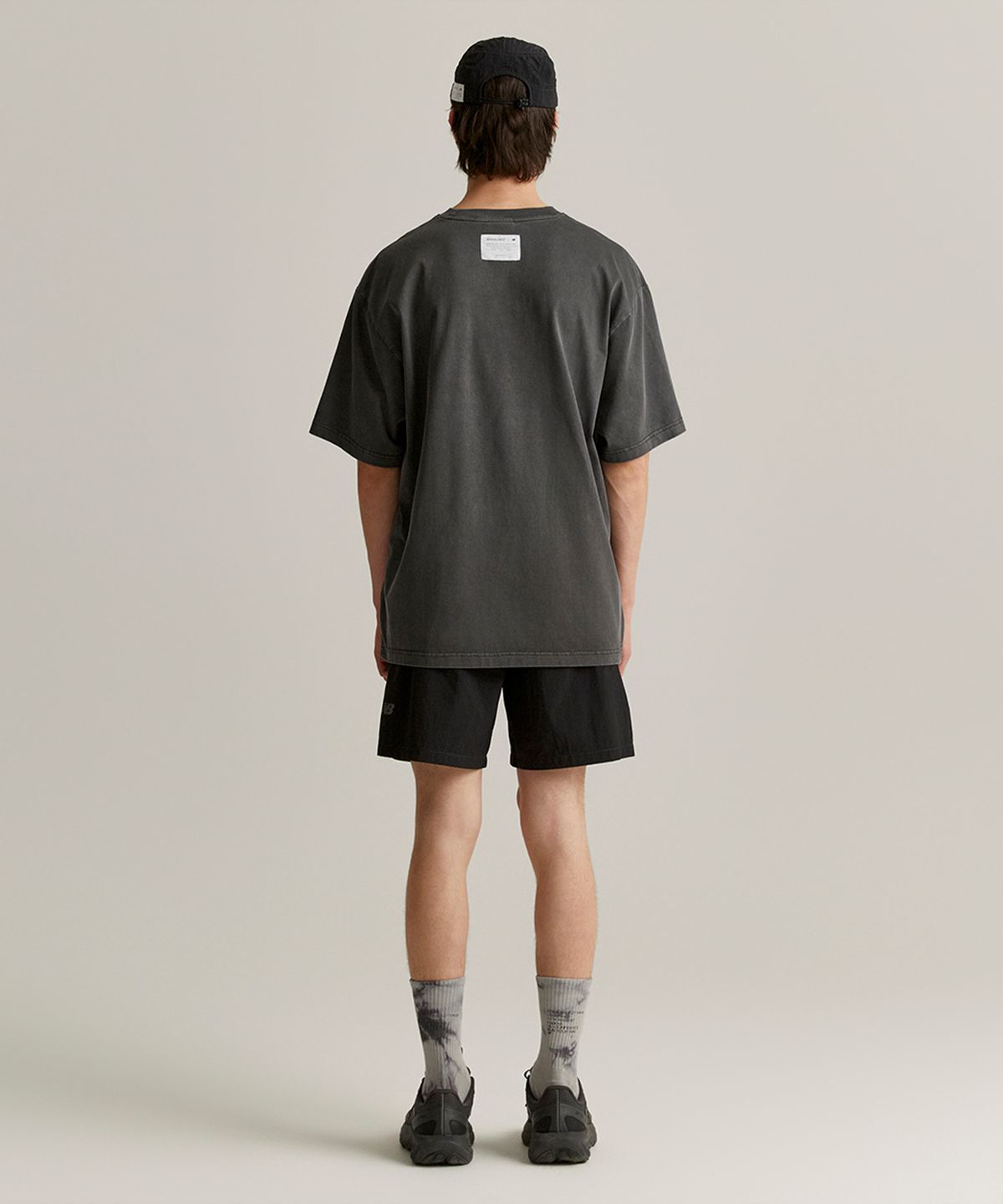 뉴발란스(NEW BALANCE) NBNEGCO219 / UNI Ndurance 스탬프 반팔티 (CHARCOAL)