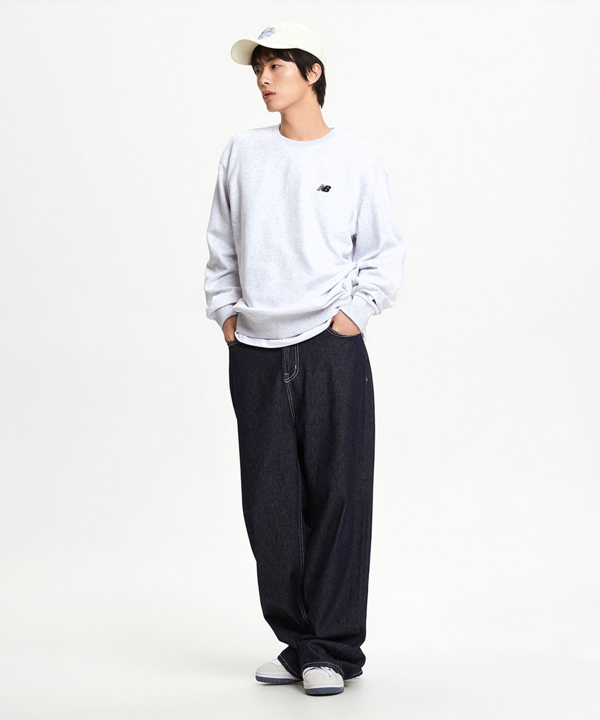 뉴발란스(NEW BALANCE) NBNCGCO103 / UNI 에센셜 스몰로고 맨투맨 (L/GRAY)
