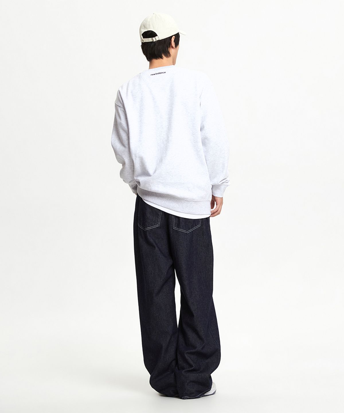 뉴발란스(NEW BALANCE) NBNCGCO103 / UNI 에센셜 스몰로고 맨투맨 (L/GRAY)